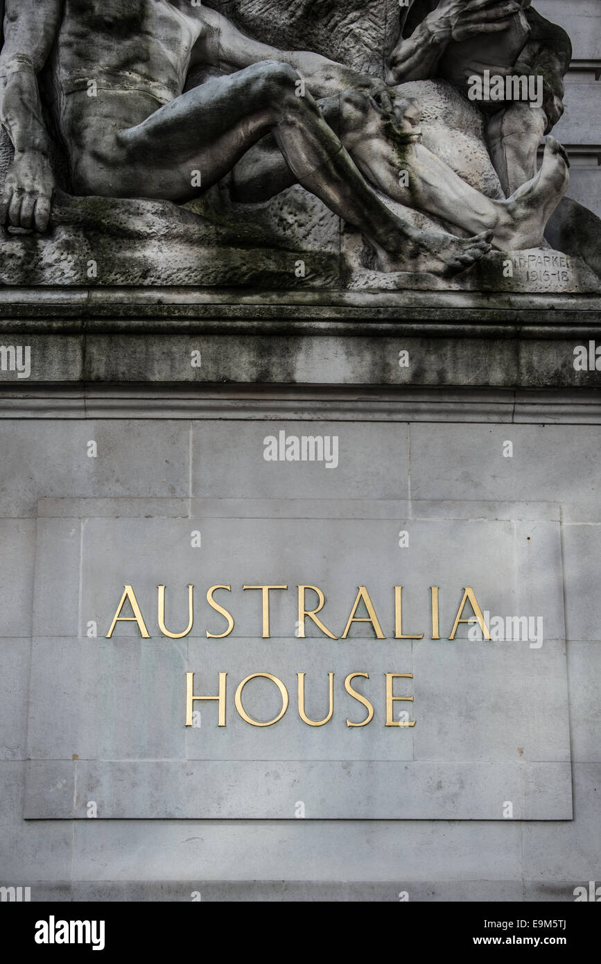 Australia House London // LONDON, Vereinigtes Königreich — Australia House, ein beeindruckendes neoklassizistisches Gebäude am Strand im Zentrum von London, dient als Hauptquartier der Australian High Commission in Großbritannien. Sie wurde 1918 eröffnet und ist die älteste ununterbrochen besetzte diplomatische Mission in London. Das denkmalgeschützte Gebäude wurde von dem schottischen Architekten Alexander Marshall Mackenzie und seinem Sohn entworfen und mit markanten australischen Materialien wie Marmor und Holz versehen. Australia House trat in mehreren Filmen auf, unter anderem als Gringotts Wizarding Bank in The Harry Potter se Stockfoto