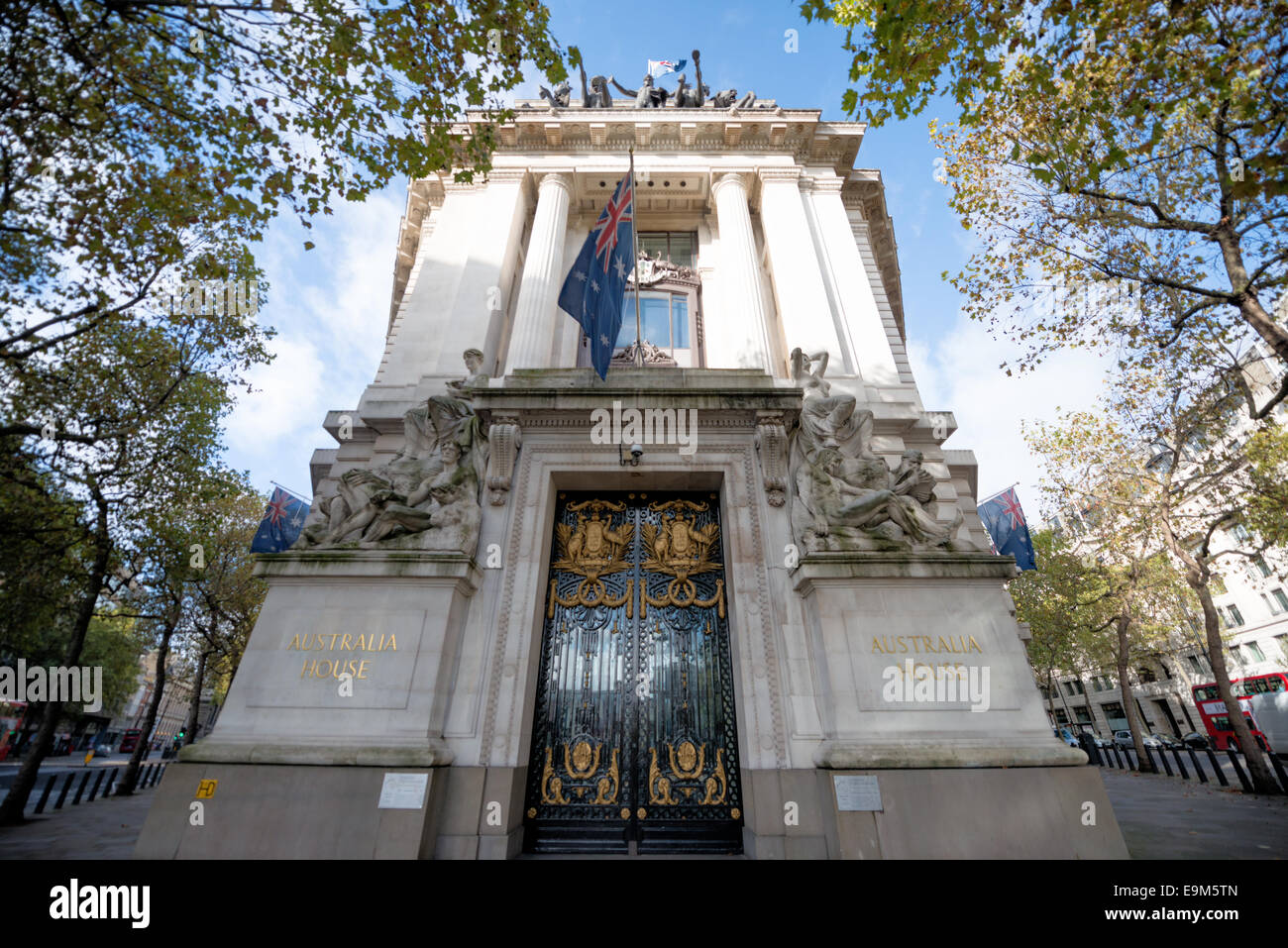 Australia House Diplomatic Mission London // LONDON, Vereinigtes Königreich — Australia House, ein beeindruckendes neoklassizistisches Gebäude am Strand im Zentrum von London, dient als Hauptquartier der Australian High Commission in Großbritannien. Sie wurde 1918 eröffnet und ist die älteste ununterbrochen besetzte diplomatische Mission in London. Das denkmalgeschützte Gebäude wurde von dem schottischen Architekten Alexander Marshall Mackenzie und seinem Sohn entworfen und mit markanten australischen Materialien wie Marmor und Holz versehen. Australia House trat in mehreren Filmen auf, unter anderem als Gringotts Wizarding Bank in Stockfoto