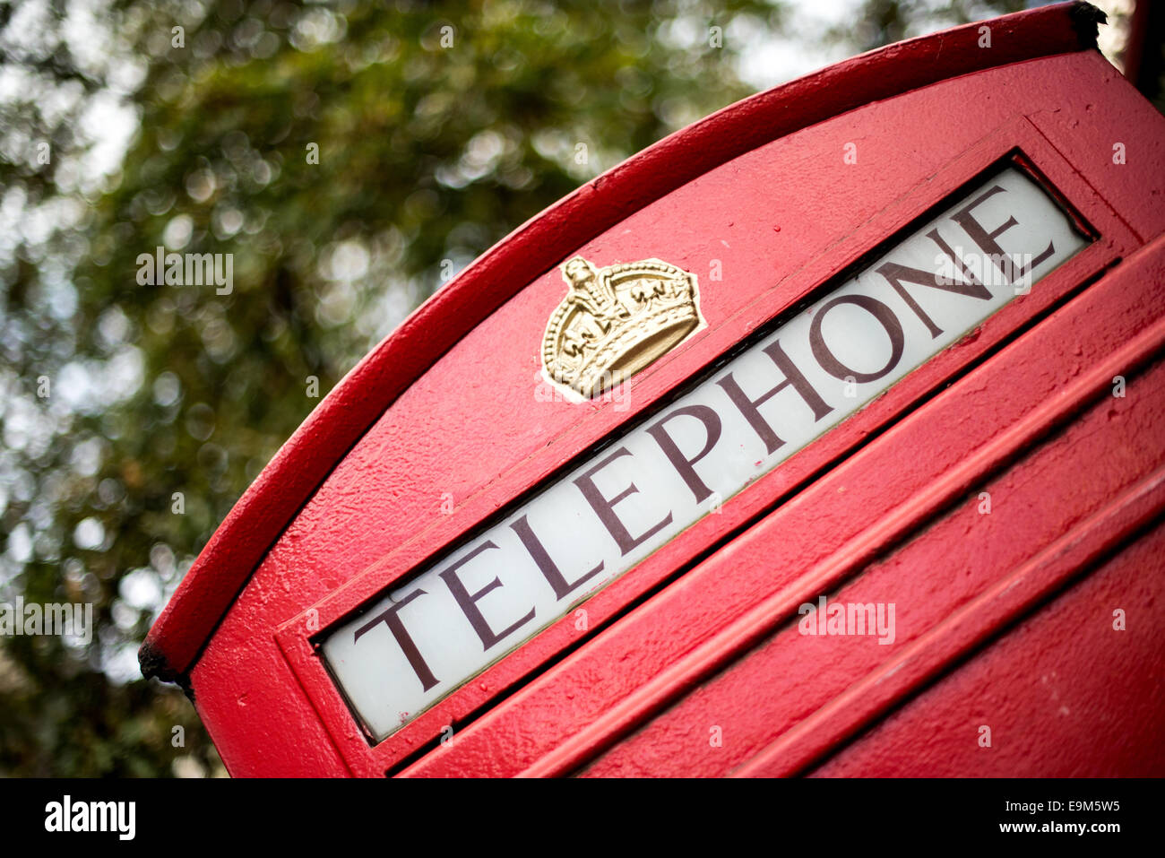 Red Telephone Box London United Kingdom // LONDON, United Kingdom — Eine klassische rote Telefonbox steht auf einer Londoner Straße und ist ein ikonisches Symbol britischer Herkunft. Entworfen von Sir Giles Gilbert Scott in den 1920er Jahren, wurden diese unverwechselbaren K6 Kioske zum Synonym für britische Stadtlandschaften im gesamten 20. Jahrhundert. Obwohl in der Mobiltelefonzeit weitgehend veraltet, sind viele dieser historischen Kabinen als geschützte Sehenswürdigkeiten erhalten oder für alternative Zwecke umgenutzt worden. Die leuchtend rote Farbe und das Kronenlogo machen diese Telefonboxen weltweit sofort erkennbar und zu einem beliebten s Stockfoto