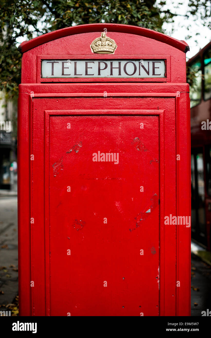 LONDON, Großbritannien – Eine klassische rote Telefonbox steht als ikonisches Symbol britischer Herkunft auf einer Londoner Straße. Trotz der rückläufigen Nutzung öffentlicher Münztelefone bleiben diese unverwechselbaren Kioske ein beliebtes und wiedererkennbares Merkmal der städtischen Landschaft Großbritanniens. Stockfoto