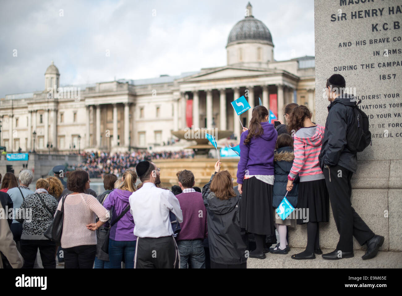 Sea Cadets Parade Trafalgar Square London // LONDON, Vereinigtes Königreich – am Trafalgar Square versammeln sich Menschenmassen, um eine Parade der Sea Cadets zu beobachten, wobei die berühmte National Gallery im Hintergrund steht. Die 1856 gegründeten Sea Cadets sind eine britische Jugendkartei, die nautische Abenteuer und Training auf der Grundlage der Traditionen der Royal Navy anbietet. Der Trafalgar Square, benannt nach dem Sieg der britischen Marine in der Schlacht von Trafalgar 1805, ist einer der bedeutendsten öffentlichen Plätze Londons. Die neoklassizistische Nationalgalerie mit einer der weltweit besten Sammlungen westeuropäischer Kunst Stockfoto