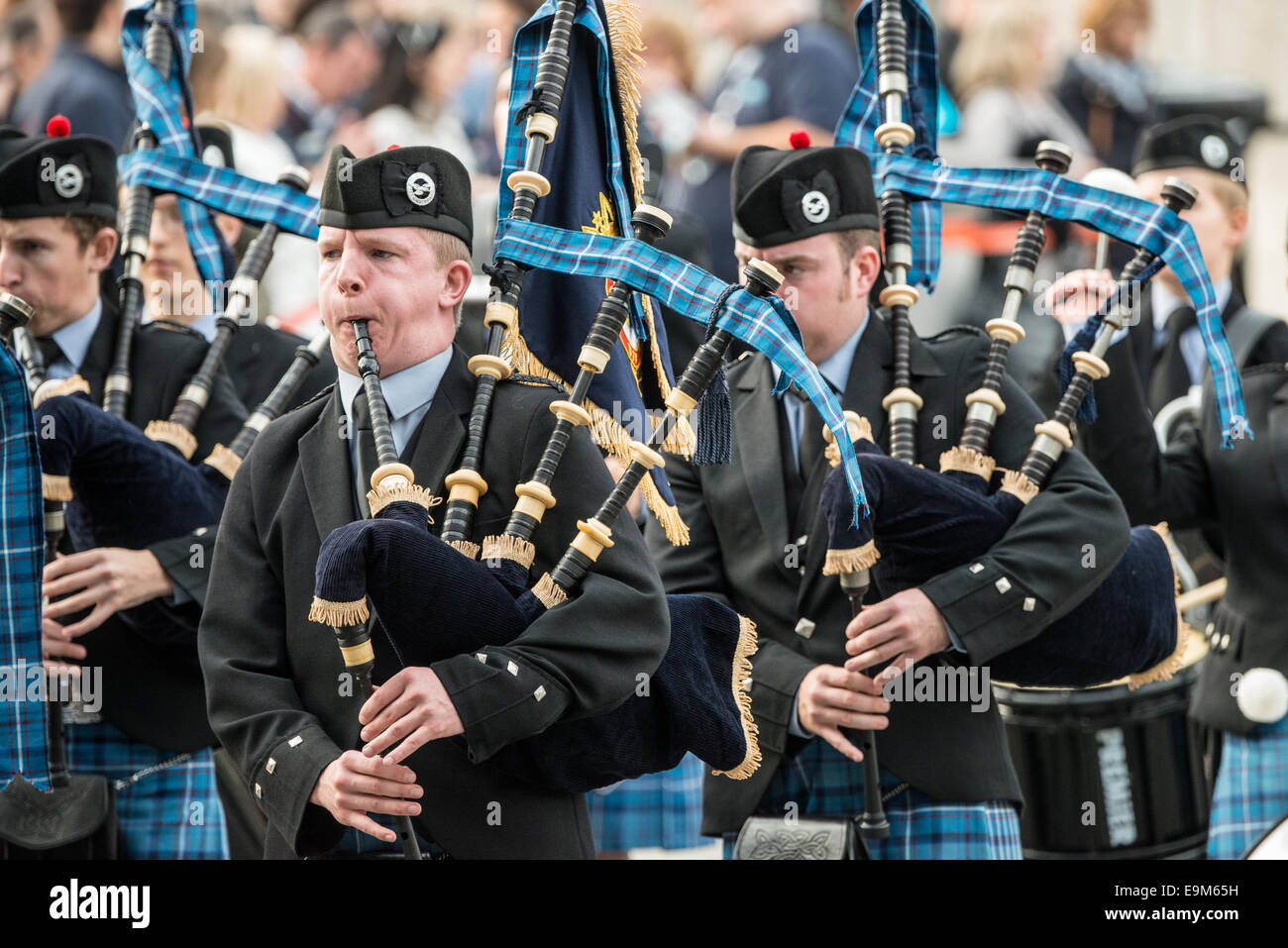 Sea Cadets Bagpipers Trafalgar Square London // LONDON, Vereinigtes Königreich — Bagpipers und Trommler der Sea Cadets treten am 19. Oktober 2014 während einer Parade durch den Trafalgar Square im Zentrum Londons auf. Die Sea Cadets, eine britische Jugendorganisation mit Marinetraditionen aus dem Jahr 1856, nehmen regelmäßig an zeremoniellen Veranstaltungen in der Hauptstadt Teil. Der Trafalgar Square, einer der bekanntesten öffentlichen Plätze Londons, ist ein häufiger Veranstaltungsort für Paraden, Gedenkfeiern und kulturelle Feiern. Der Platz wird von der Nelson's Column dominiert, einem Denkmal zu Ehren von Admiral Horatio Nelsons Sieg Stockfoto