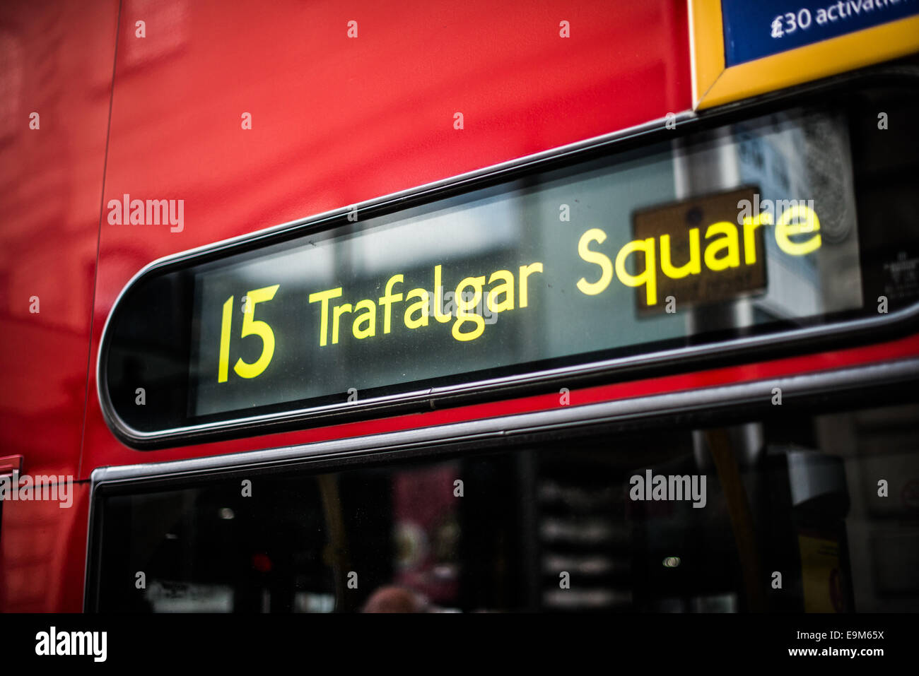 LONDON, Großbritannien - das Schild der Buslinie 15 zum Trafalgar Square in London, Großbritannien. Der Platz wurde erbaut, um Admiral Horatio Nelsons Sieg in der Schlacht von Trafalgar zu würdigen. Er dient sowohl als historische Stätte als auch als zentraler Knotenpunkt für kulturelle und gesellschaftliche Veranstaltungen. Stockfoto