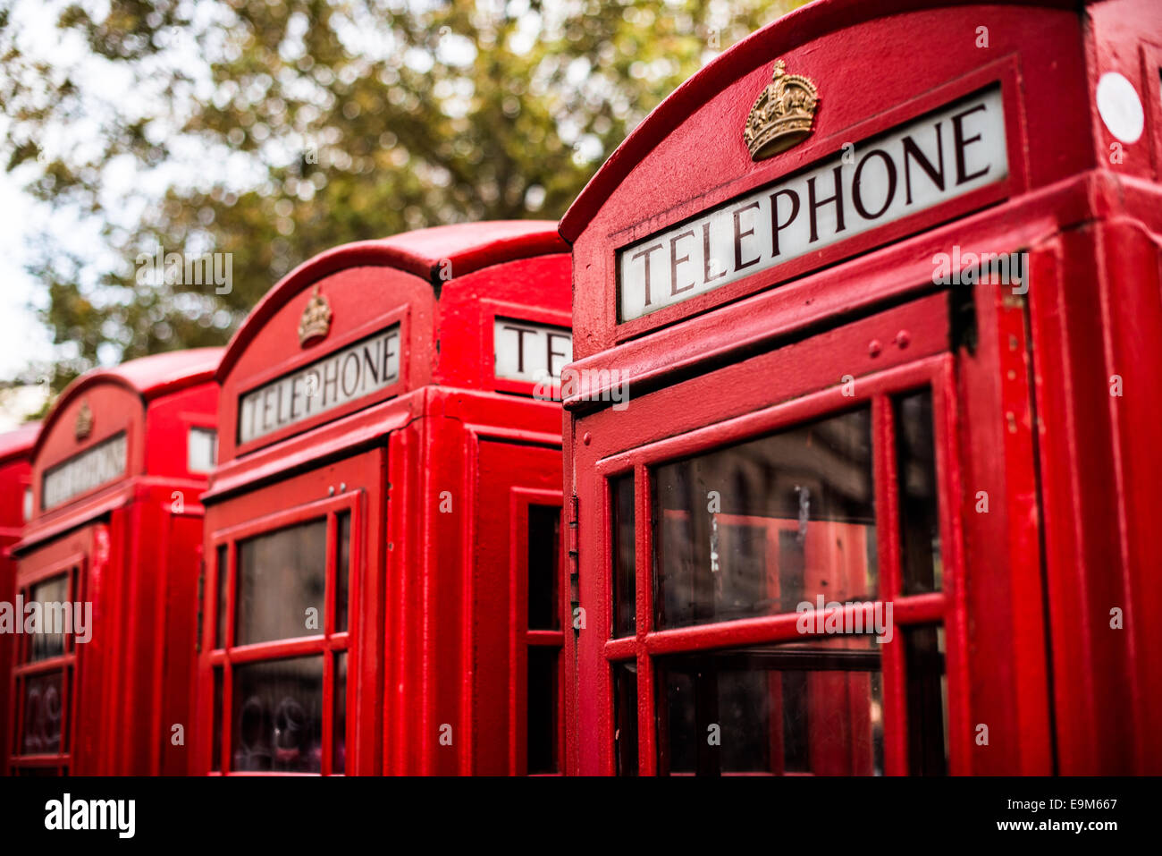 Red Telephone Box London United Kingdom // LONDON, United Kingdom — Eine klassische rote Telefonbox steht auf einer Londoner Straße und ist ein ikonisches Symbol britischer Herkunft. Entworfen von Sir Giles Gilbert Scott in den 1920er Jahren, wurden diese unverwechselbaren K6 Kioske zum Synonym für britische Stadtlandschaften im gesamten 20. Jahrhundert. Obwohl in der Mobiltelefonzeit weitgehend veraltet, sind viele dieser historischen Kabinen als geschützte Sehenswürdigkeiten erhalten oder für alternative Zwecke umgenutzt worden. Die leuchtend rote Farbe und das Kronenlogo machen diese Telefonboxen weltweit sofort erkennbar und zu einem beliebten s Stockfoto