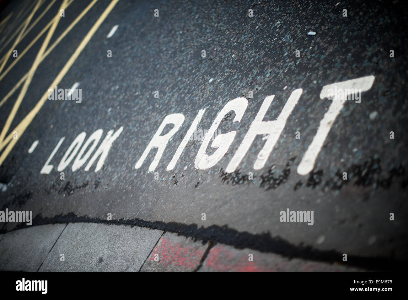 Hinweisschild für Fußgänger nach rechts schauen London // Warnschilder für Fußgänger, die die Straße in London überqueren. Mit so vielen Touristen aus Teilen der Welt, wo sie auf der anderen Straßenseite fahren, hat London diese Anweisungen an viele der Kreuzungen in der Innenstadt von London hinzugefügt. Stockfoto