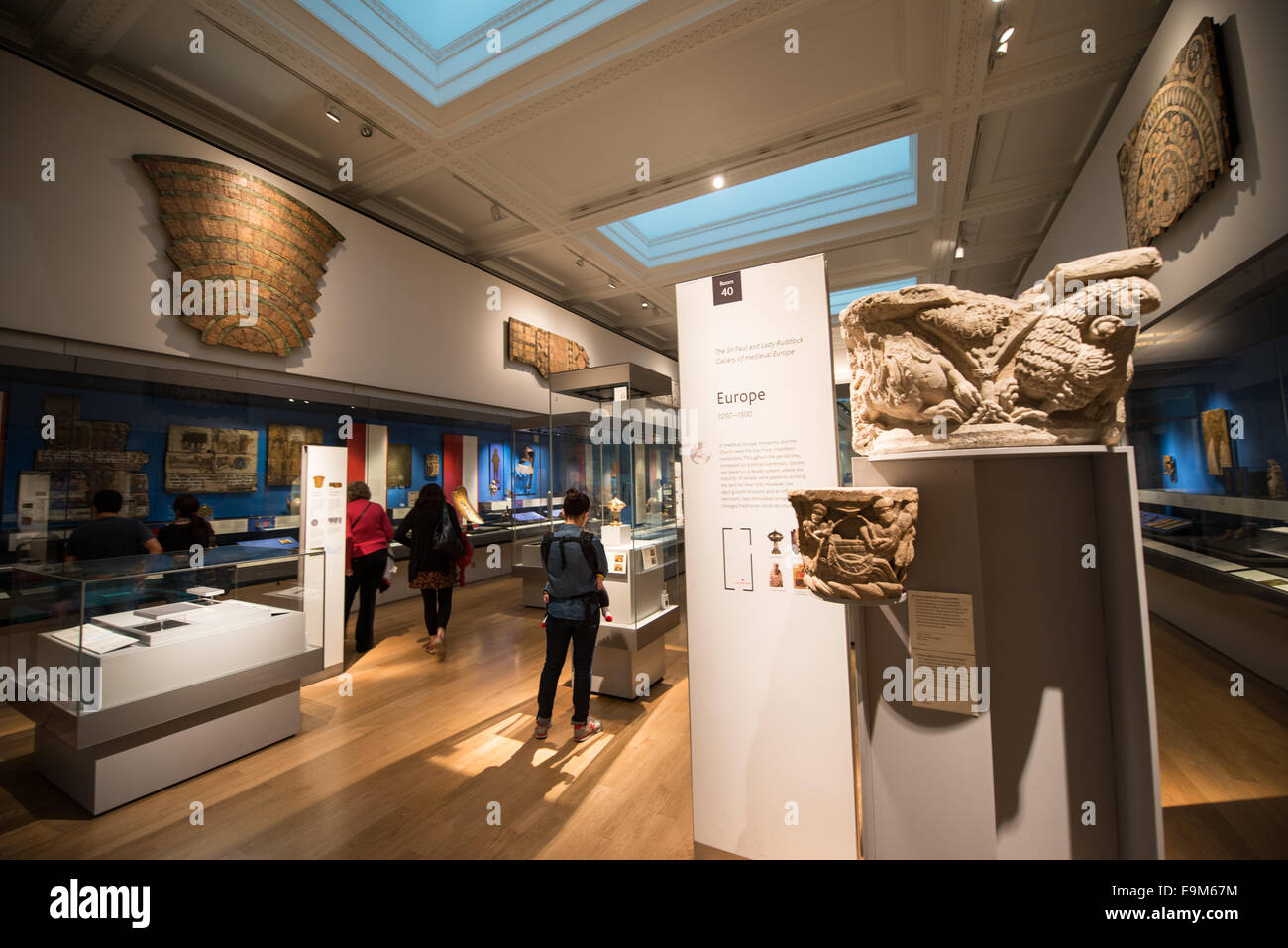 British Museum Artefakte London // LONDON, Vereinigtes Königreich — Artefakte im British Museum, die eine vielfältige Sammlung historischer und kultureller Objekte aus der ganzen Welt zeigen. Das Museum befindet sich in der Londoner Innenstadt und beherbergt etwa 8 Millionen Werke in seiner Dauerausstellung, die Besuchern eine umfassende Reise durch die Geschichte und Kultur der Menschheit bietet. Stockfoto