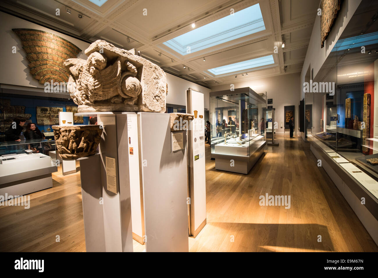 British Museum Artefakte London Vereinigtes Königreich // LONDON, Vereinigtes Königreich — Artefakte im British Museum, die eine vielfältige Sammlung historischer und kultureller Objekte aus der ganzen Welt zeigen. Das Museum befindet sich in der Londoner Innenstadt und beherbergt etwa 8 Millionen Werke in seiner Dauerausstellung, die Besuchern eine umfassende Reise durch die Geschichte und Kultur der Menschheit bietet. Stockfoto