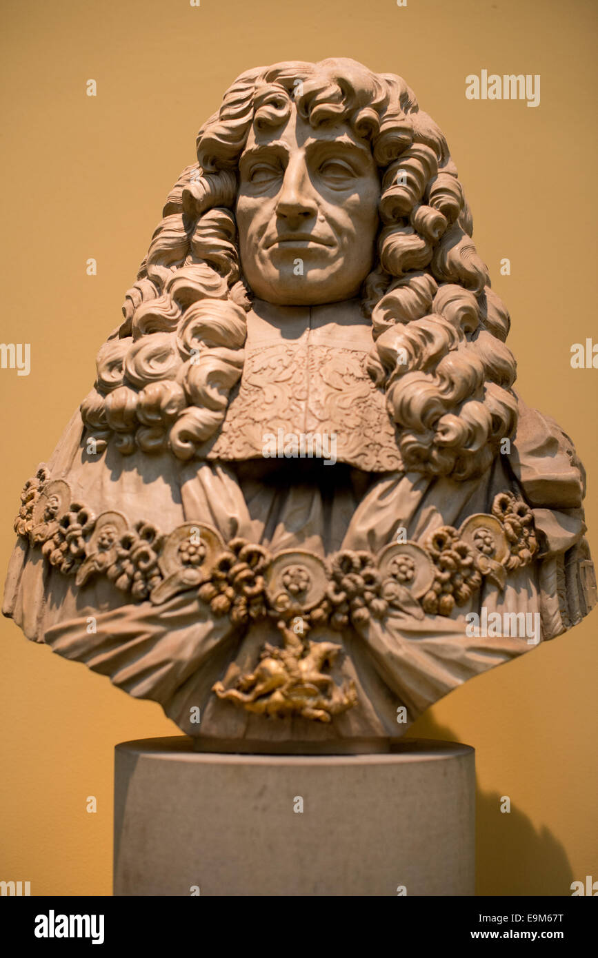 LONDON, Vereinigtes Königreich — Eine Marmorbüste von Prinz Rupert vom Rhein (1619–82) mit Kragen und Mantel des Ordens des Garters, ausgestellt im British Museum. Das British Museum befindet sich in der Londoner Innenstadt und beherbergt in seiner ständigen Sammlung rund 8 Millionen Werke, die sich der Geschichte und Kultur des Menschen widmen. Stockfoto