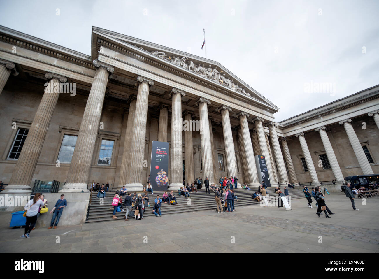 LONDON, Großbritannien - Besucher betreten den Haupteingang des British Museum in der Innenstadt von London. Das Museum ist der Geschichte und Kultur der Menschheit gewidmet und hat etwa 8 Millionen Werke in seiner permanenten Sammlung. Das British Museum in London beherbergt eine riesige Sammlung von Kunst und Artefakten der Welt, die die Geschichte, Kultur und Zivilisationen der Menschheit aus der ganzen Welt widerspiegeln. Stockfoto