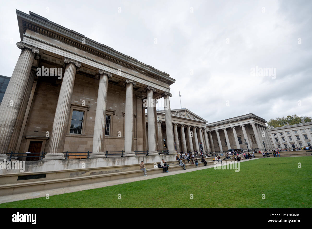 LONDON, Großbritannien - der Haupteingang zum British Museum in der Innenstadt von London. Das Museum ist der Geschichte und Kultur der Menschheit gewidmet und hat etwa 8 Millionen Werke in seiner permanenten Sammlung. Das British Museum in London beherbergt eine riesige Sammlung von Kunst und Artefakten der Welt, die die Geschichte, Kultur und Zivilisationen der Menschheit aus der ganzen Welt widerspiegeln. Stockfoto