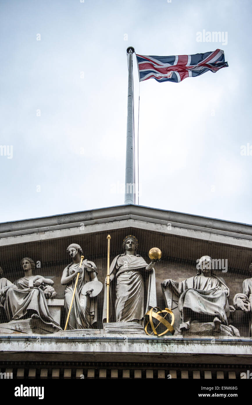 LONDON, Großbritannien – Skulpturen auf dem Giebel über dem Haupteingang des British Museum in der Innenstadt von London. Das Museum, das der Geschichte und Kultur der Menschheit gewidmet ist, beherbergt in seiner permanenten Sammlung etwa 8 Millionen Werke, die Artefakte aus der ganzen Welt zeigen. Stockfoto