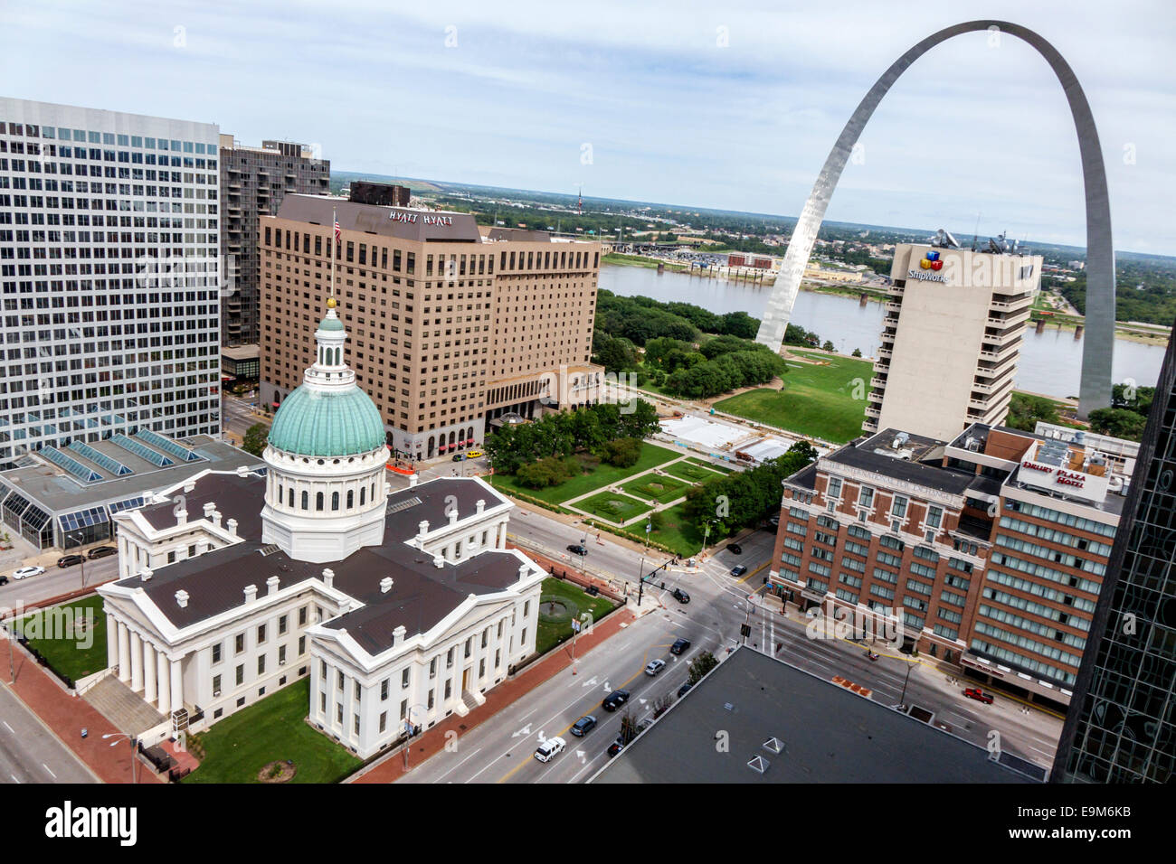 Saint St. Louis Missouri, Market Street, Old Courthouse, Court House, Downtown, Bürogebäude, Gateway Arch, Memorial, Catenary, Hyatt, Hotel, City Skyline, aer Stockfoto