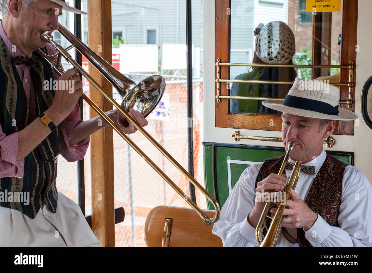 Folk-Band auf einer touristischen Straßenbahn, Christchurch Stockfoto