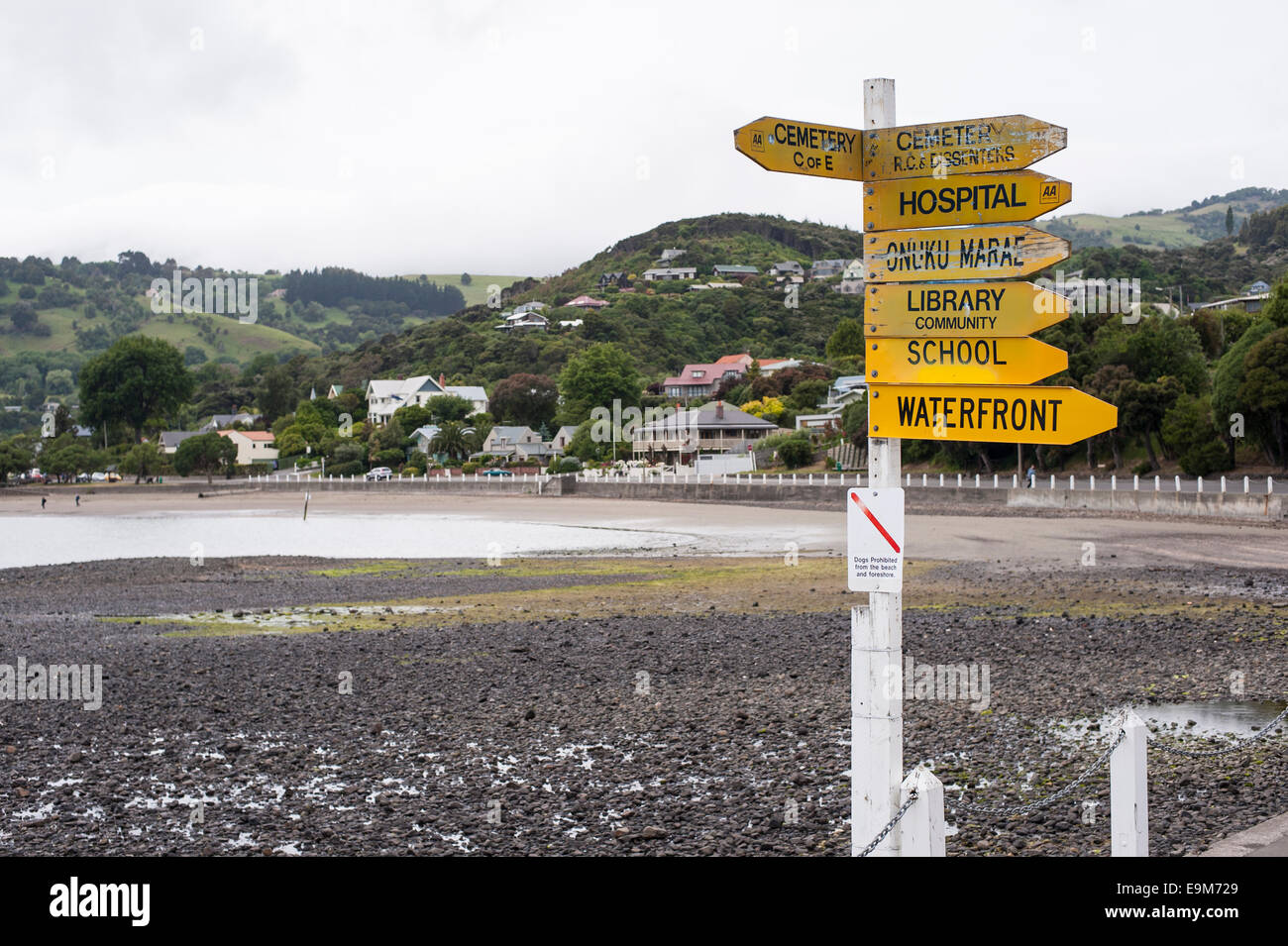 Wegweiser an der Akaroa, Neuseeland Stockfoto