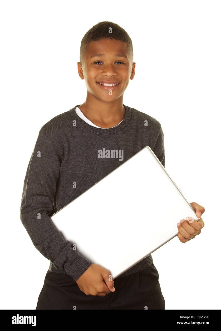 Hübsche elfjährige African American Boy Holding einen Laptop-Computer und lächelnd auf weißem Grund Stockfoto Hübsche elfjährige African American Boy Holding einen Laptop-Computer und lächelnd auf weißem Grund Stockfoto