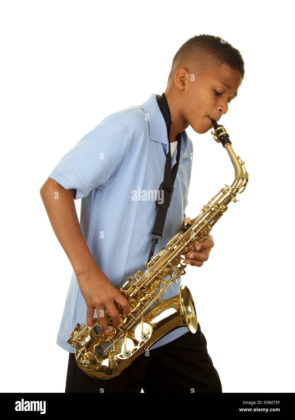 Hübscher afroamerikanische Junge Saxophon auf weißem Hintergrund Stockfoto Hübscher afroamerikanische Junge Saxophon auf weißem Hintergrund Stockfoto