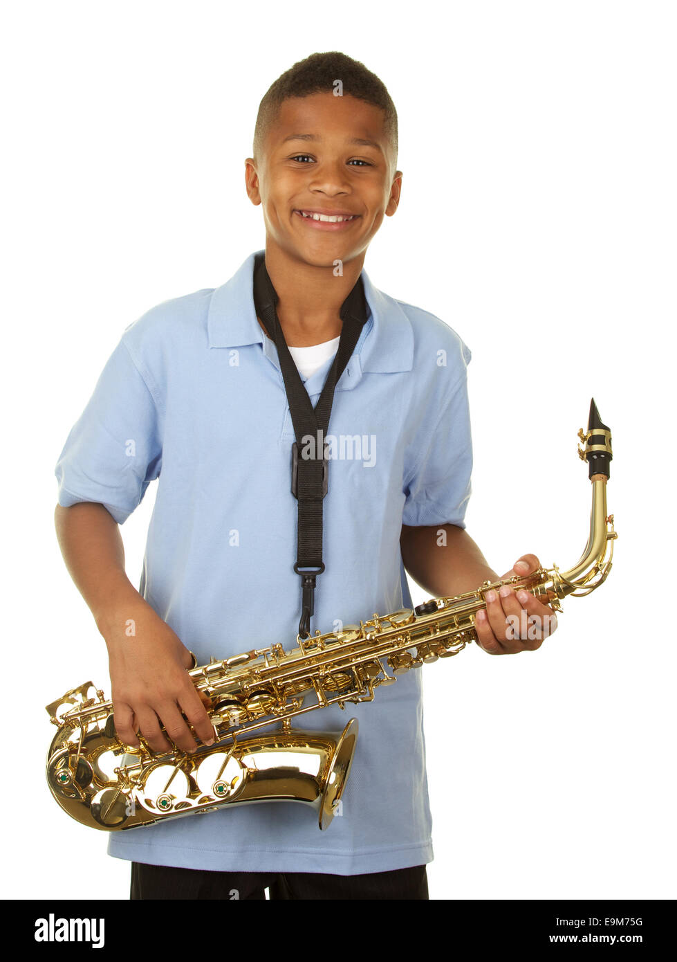 Hübscher afroamerikanische Junge hielt sein Saxophon und lächelnd auf weißem Grund Stockfoto Hübscher afroamerikanische Junge hielt sein Saxophon und lächelnd auf weißem Grund Stockfoto