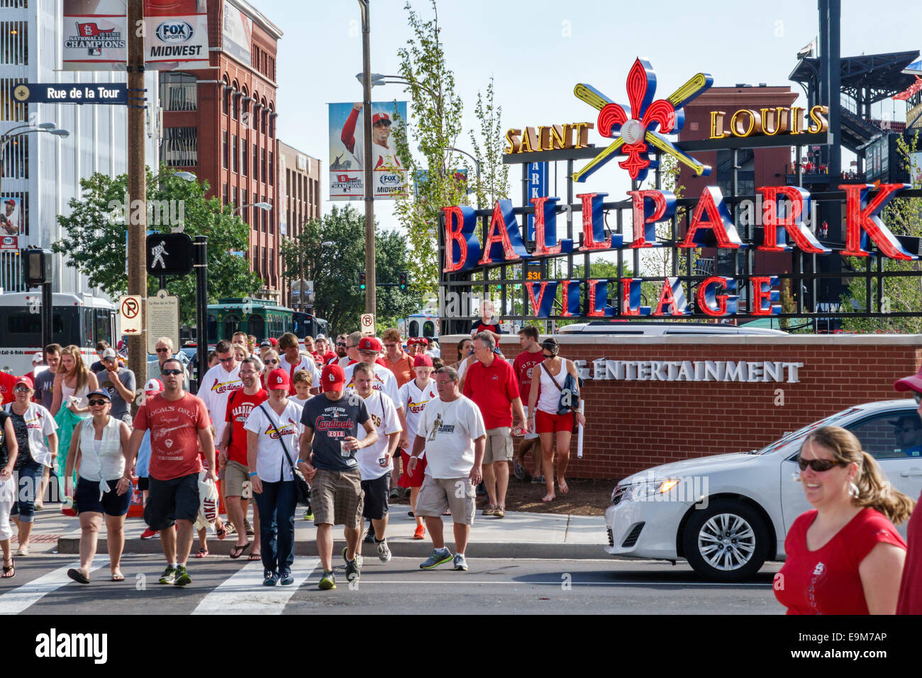 Saint St. Louis Missouri, Ballpark Village, Busch Stadium, Cardinals, Major League Baseballteam, Schild, Neon, Fans, Spieltag, MO140901097 Stockfoto