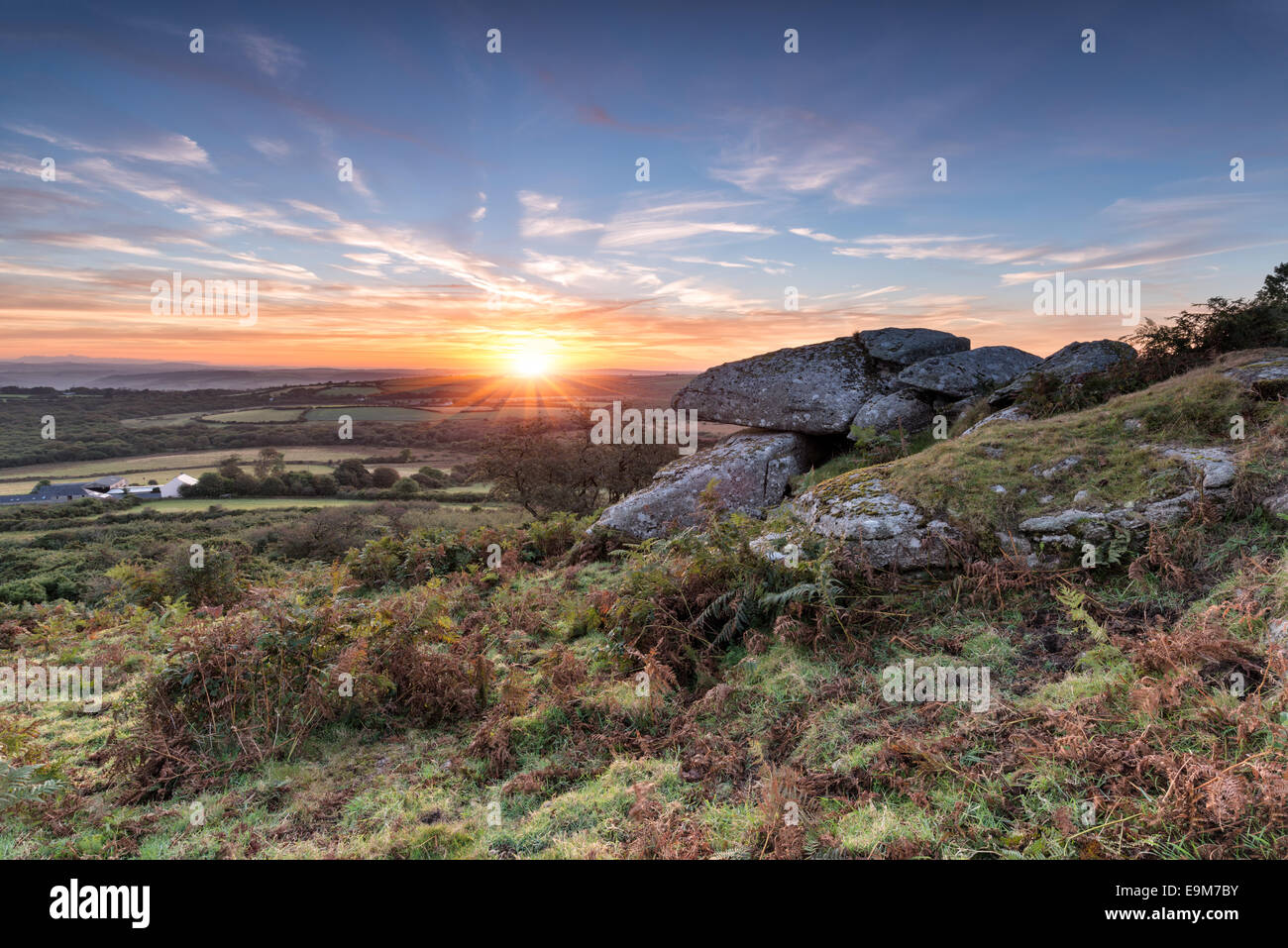 Sonnenaufgang über der Cornwall-Landschaft am Helman Tor Stockfoto