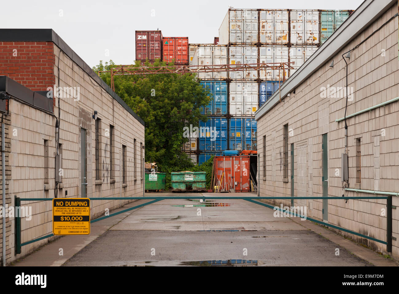 Blick nach unten eine industrielle Gasse mit Containern im Hintergrund. Toronto, Ontario, Kanada. Stockfoto