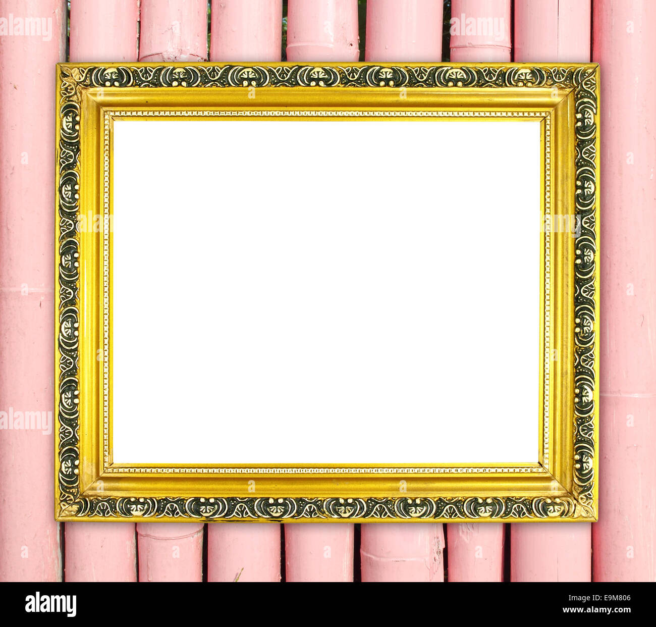 leere Goldrahmen auf Bambus Wand Hintergrund Stockfoto