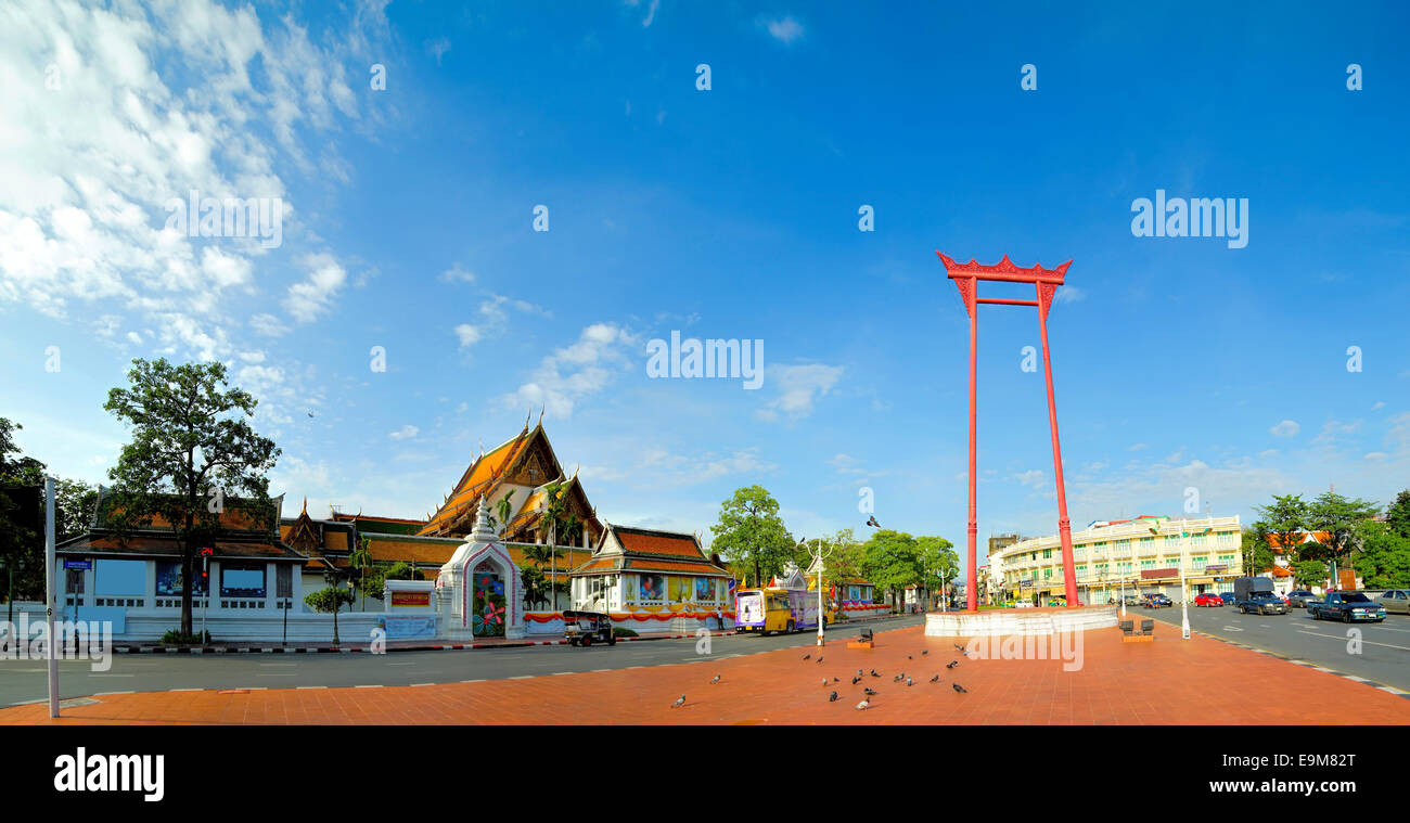 Blick auf sonnigen Morgen am Giant Swing und Wat Sutut Stockfoto