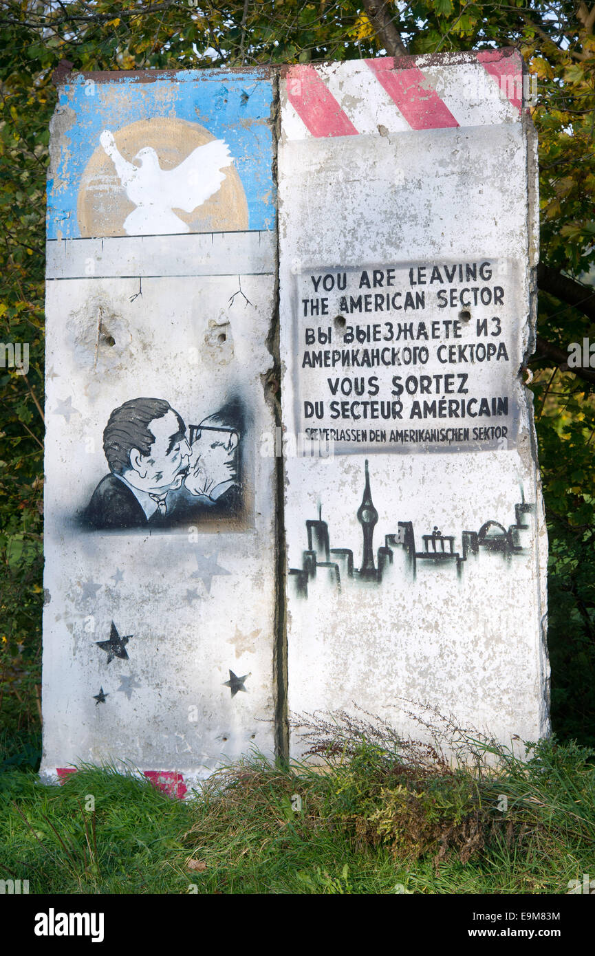 Koitenhagen, Deutschland. 27. Oktober 2014. Segmente der alten Mauer sind auf dem Display auf einem Parkplatz in Koitenhagen, Deutschland, 27. Oktober 2014. Eine Firma in Greifswalf kaufte die Berliner Mauer-Segmente für 5000 Euro bei einer Auktion im Jahr 2011. Die Vorbesitzer waren LPG Breesen, die die Stücke nach dem Fall der Mauer von DDR-Grenzsoldaten gekauft. Reste der Berliner Mauer befinden sich auf der ganzen Welt. Foto: STEFAN SAUER/Dpa/Alamy Live News Stockfoto