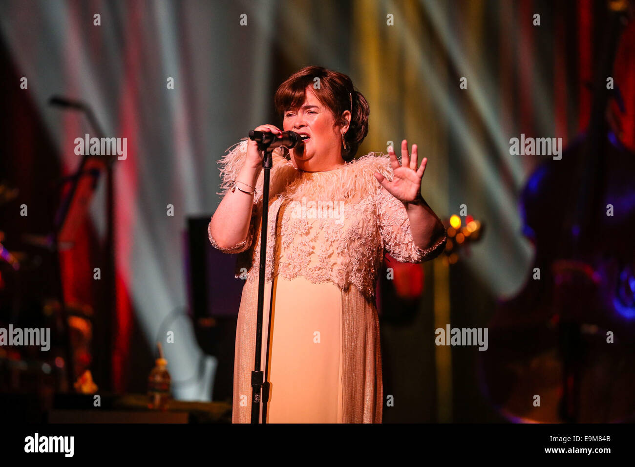Durham, North Carolina, USA. 29. Oktober 2014. Musik Künstler SUSAN BOYLE bringt Tournee 2014 das Durham Performing Arts Center in Durham, North Carolina. Susan Magdalane Boyle (geboren 1. April 1961) ist eine schottische Sängerin. Ihr erstes Album wurde im November 2009 veröffentlicht und debütierte als Nummer eins meistverkaufte Album Charts rund um den Globus. Bildnachweis: Andy Martin Jr./ZUMA Draht/Alamy Live-Nachrichten Stockfoto