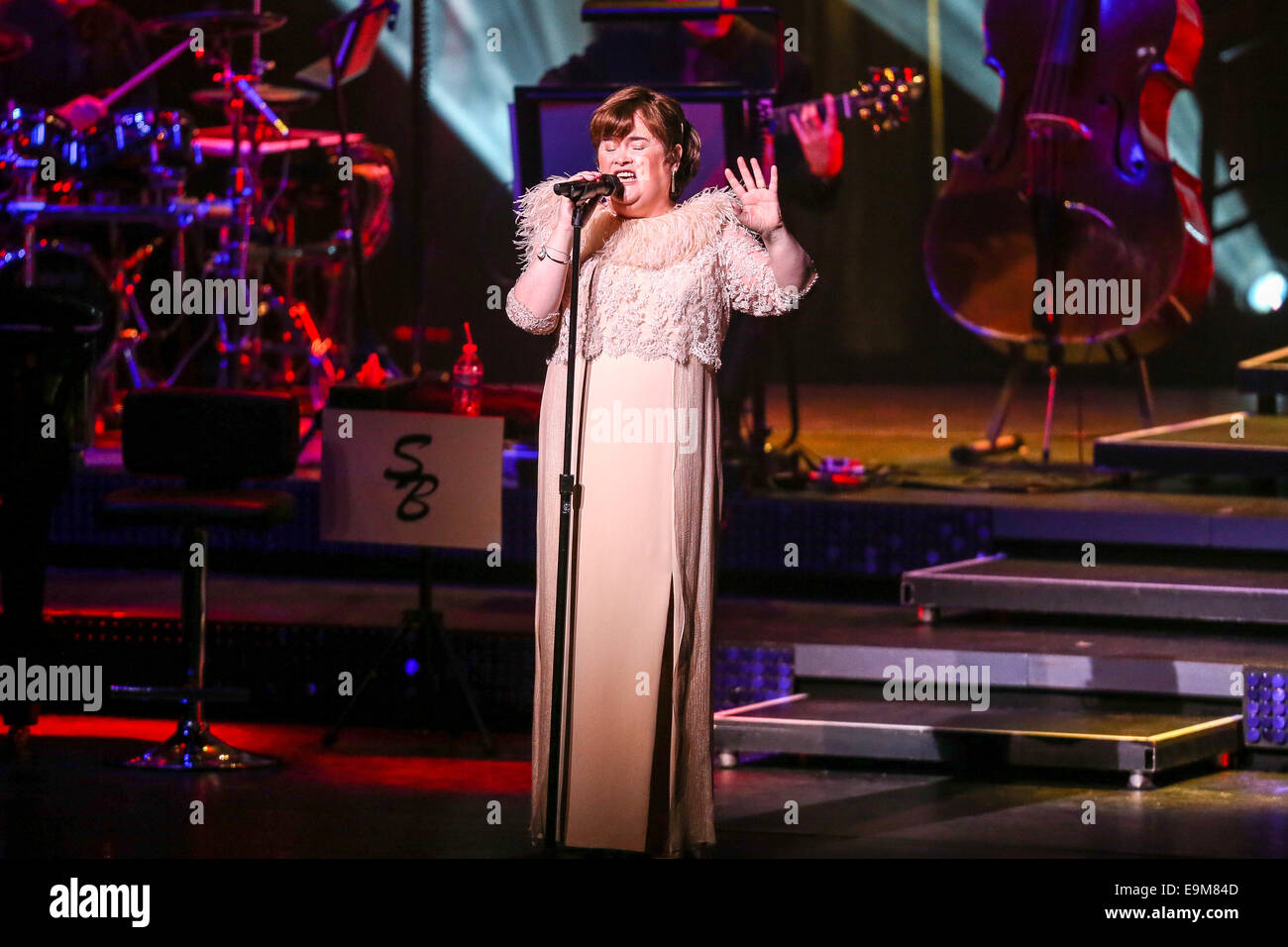 Durham, North Carolina, USA. 29. Oktober 2014. Musik Künstler SUSAN BOYLE bringt Tournee 2014 das Durham Performing Arts Center in Durham, North Carolina. Susan Magdalane Boyle (geboren 1. April 1961) ist eine schottische Sängerin. Ihr erstes Album wurde im November 2009 veröffentlicht und debütierte als Nummer eins meistverkaufte Album Charts rund um den Globus. Bildnachweis: Andy Martin Jr./ZUMA Draht/Alamy Live-Nachrichten Stockfoto