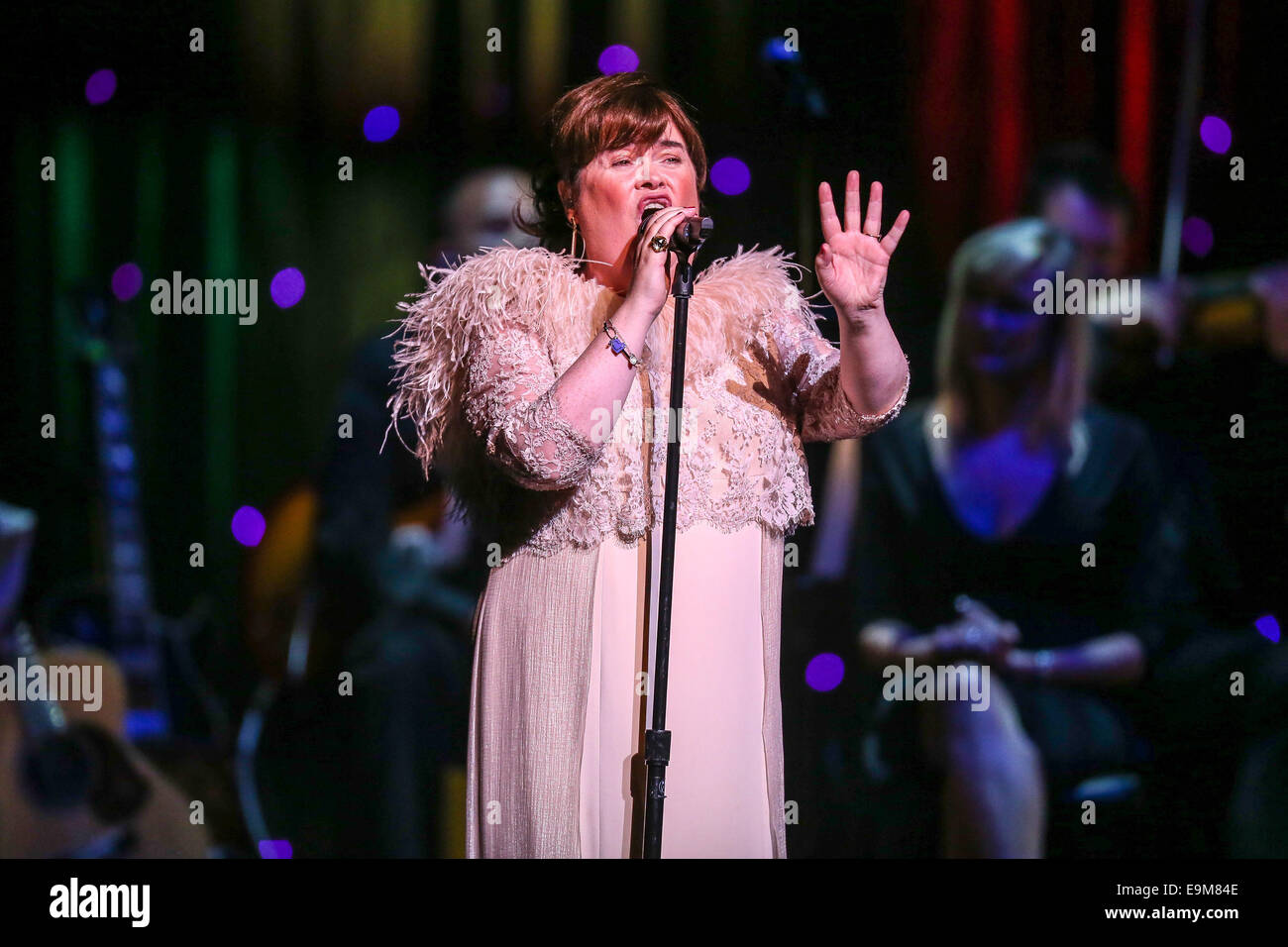 Durham, North Carolina, USA. 29. Oktober 2014. Musik Künstler SUSAN BOYLE bringt Tournee 2014 das Durham Performing Arts Center in Durham, North Carolina. Susan Magdalane Boyle (geboren 1. April 1961) ist eine schottische Sängerin. Ihr erstes Album wurde im November 2009 veröffentlicht und debütierte als Nummer eins meistverkaufte Album Charts rund um den Globus. Bildnachweis: Andy Martin Jr./ZUMA Draht/Alamy Live-Nachrichten Stockfoto