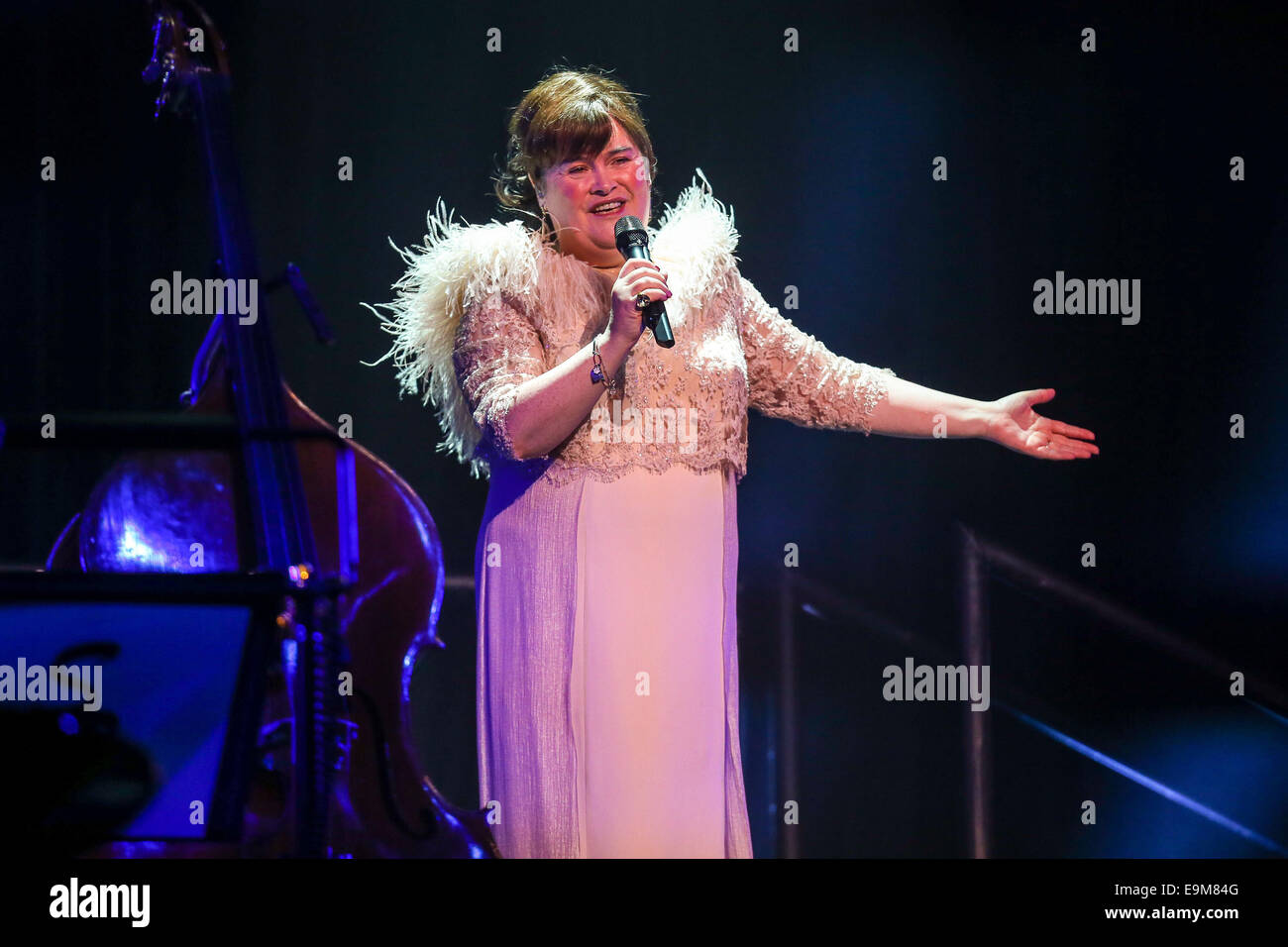 Durham, North Carolina, USA. 29. Oktober 2014. Musik Künstler SUSAN BOYLE bringt Tournee 2014 das Durham Performing Arts Center in Durham, North Carolina. Susan Magdalane Boyle (geboren 1. April 1961) ist eine schottische Sängerin. Ihr erstes Album wurde im November 2009 veröffentlicht und debütierte als Nummer eins meistverkaufte Album Charts rund um den Globus. Bildnachweis: Andy Martin Jr./ZUMA Draht/Alamy Live-Nachrichten Stockfoto