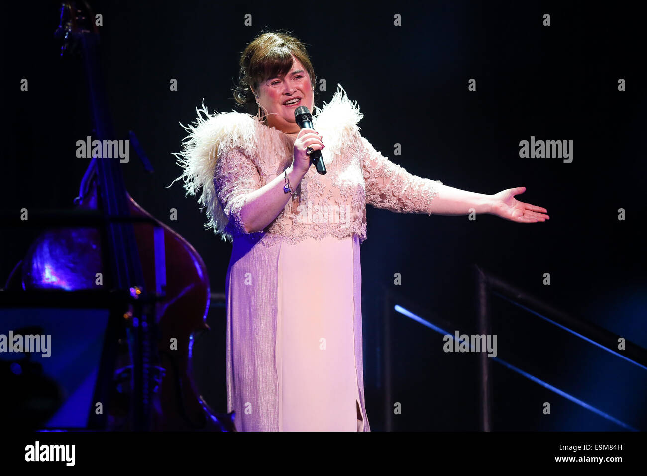Durham, North Carolina, USA. 29. Oktober 2014. Musik Künstler SUSAN BOYLE bringt Tournee 2014 das Durham Performing Arts Center in Durham, North Carolina. Susan Magdalane Boyle (geboren 1. April 1961) ist eine schottische Sängerin. Ihr erstes Album wurde im November 2009 veröffentlicht und debütierte als Nummer eins meistverkaufte Album Charts rund um den Globus. Bildnachweis: Andy Martin Jr./ZUMA Draht/Alamy Live-Nachrichten Stockfoto