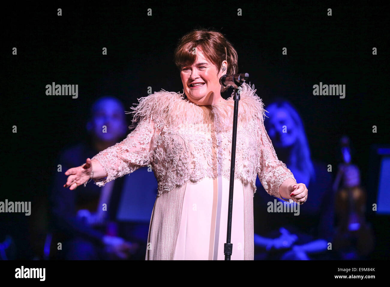 Durham, North Carolina, USA. 29. Oktober 2014. Musik Künstler SUSAN BOYLE bringt Tournee 2014 das Durham Performing Arts Center in Durham, North Carolina. Susan Magdalane Boyle (geboren 1. April 1961) ist eine schottische Sängerin. Ihr erstes Album wurde im November 2009 veröffentlicht und debütierte als Nummer eins meistverkaufte Album Charts rund um den Globus. Bildnachweis: Andy Martin Jr./ZUMA Draht/Alamy Live-Nachrichten Stockfoto