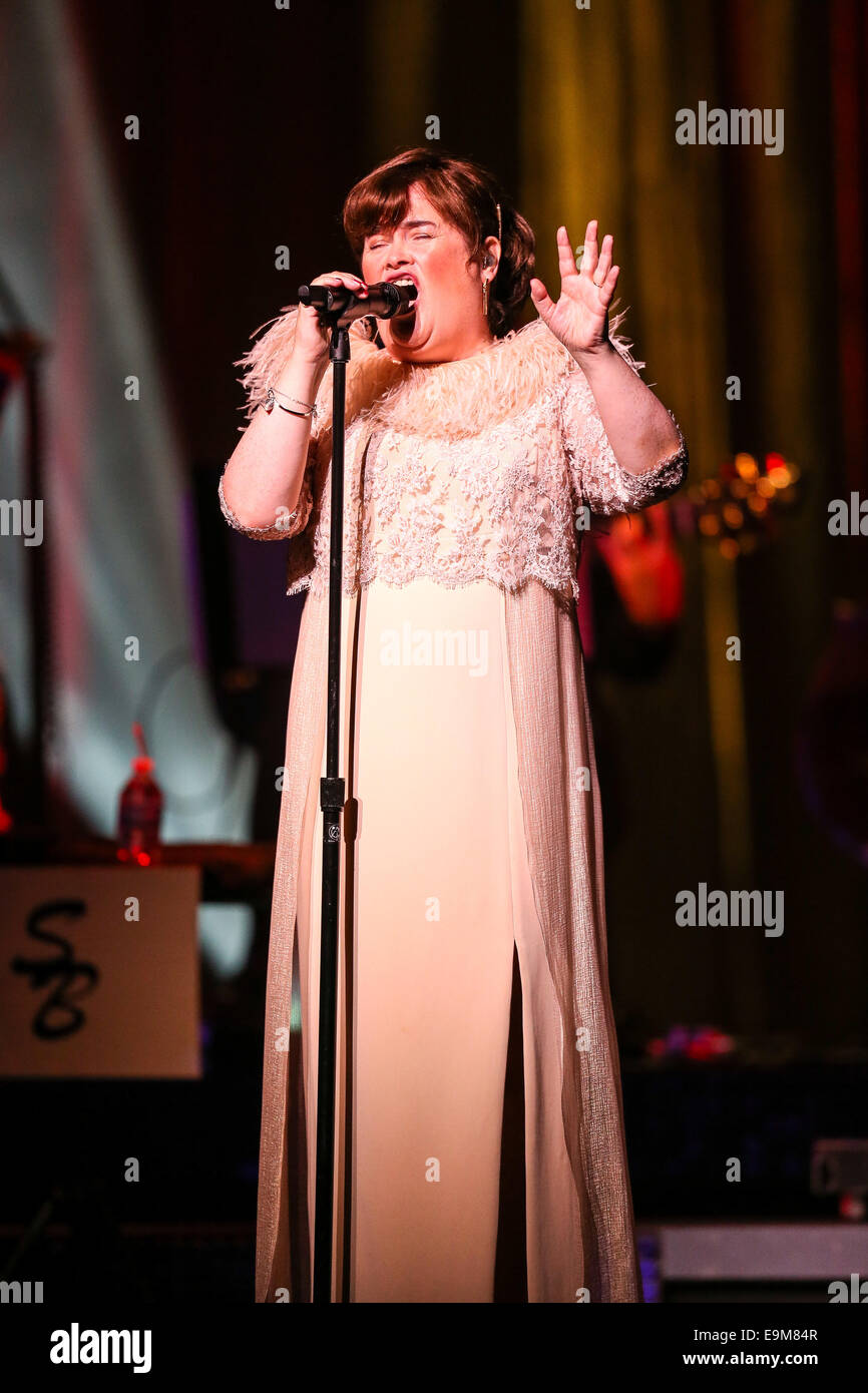 Durham, North Carolina, USA. 29. Oktober 2014. Musik Künstler SUSAN BOYLE bringt Tournee 2014 das Durham Performing Arts Center in Durham, North Carolina. Susan Magdalane Boyle (geboren 1. April 1961) ist eine schottische Sängerin. Ihr erstes Album wurde im November 2009 veröffentlicht und debütierte als Nummer eins meistverkaufte Album Charts rund um den Globus. Bildnachweis: Andy Martin Jr./ZUMA Draht/Alamy Live-Nachrichten Stockfoto