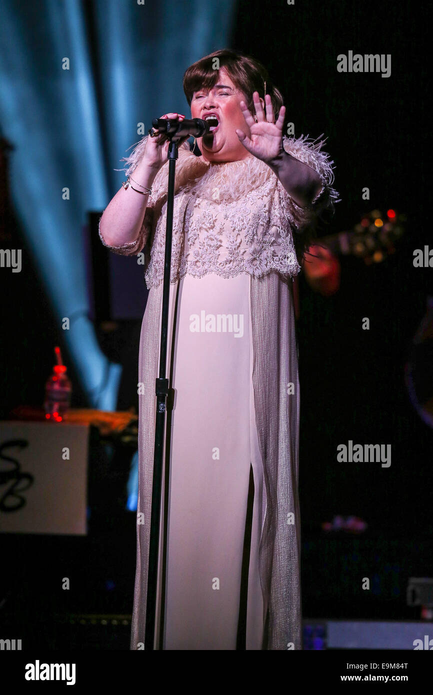 Durham, North Carolina, USA. 29. Oktober 2014. Musik Künstler SUSAN BOYLE bringt Tournee 2014 das Durham Performing Arts Center in Durham, North Carolina. Susan Magdalane Boyle (geboren 1. April 1961) ist eine schottische Sängerin. Ihr erstes Album wurde im November 2009 veröffentlicht und debütierte als Nummer eins meistverkaufte Album Charts rund um den Globus. Bildnachweis: Andy Martin Jr./ZUMA Draht/Alamy Live-Nachrichten Stockfoto