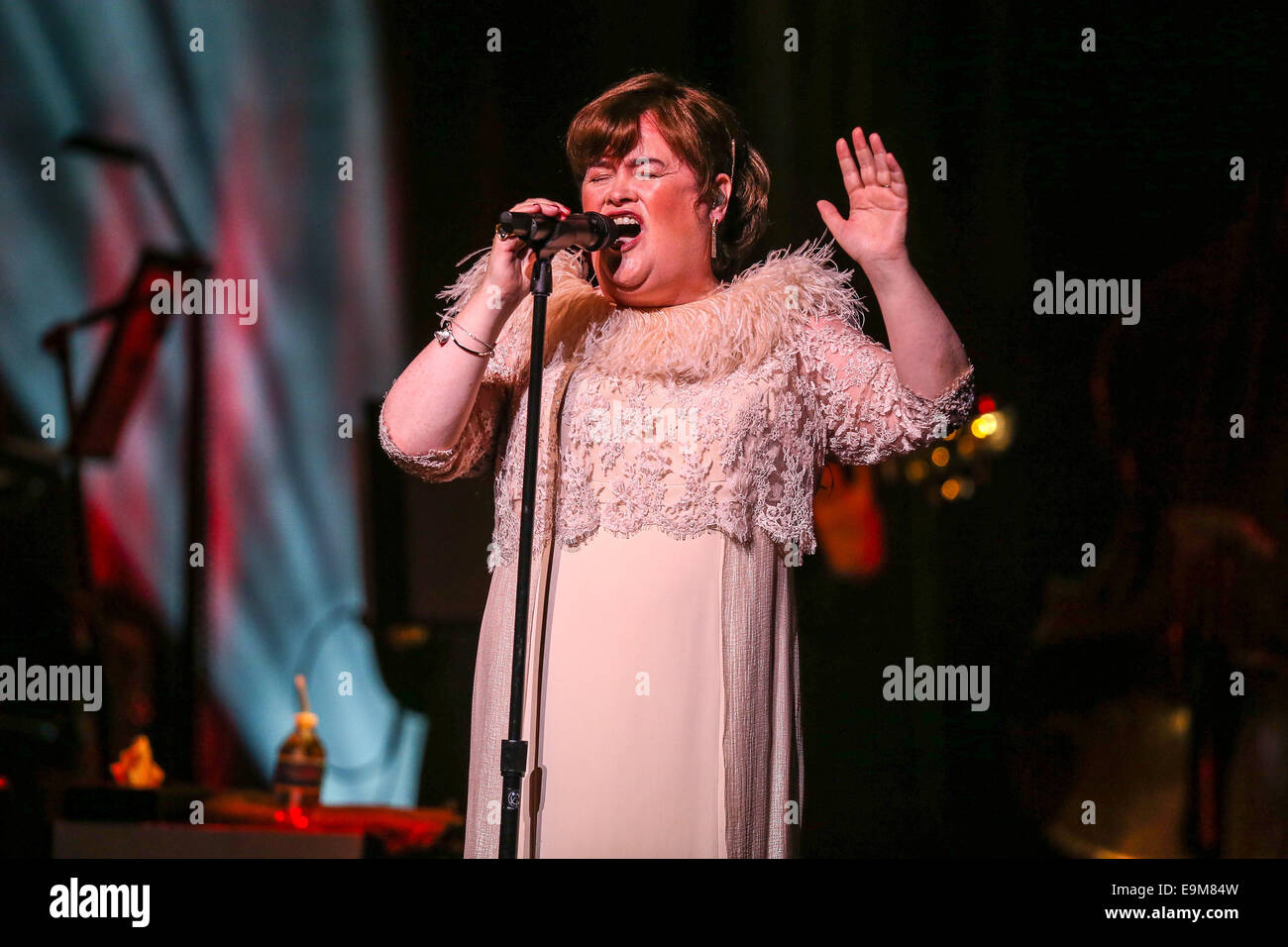 Durham, North Carolina, USA. 29. Oktober 2014. Musik Künstler SUSAN BOYLE bringt Tournee 2014 das Durham Performing Arts Center in Durham, North Carolina. Susan Magdalane Boyle (geboren 1. April 1961) ist eine schottische Sängerin. Ihr erstes Album wurde im November 2009 veröffentlicht und debütierte als Nummer eins meistverkaufte Album Charts rund um den Globus. Bildnachweis: Andy Martin Jr./ZUMA Draht/Alamy Live-Nachrichten Stockfoto