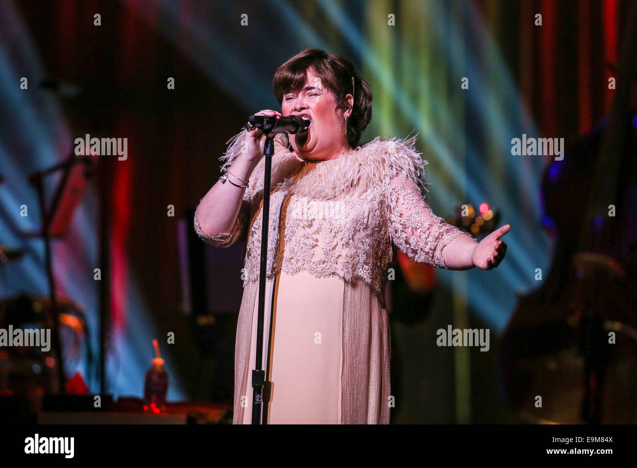 Durham, North Carolina, USA. 29. Oktober 2014. Musik Künstler SUSAN BOYLE bringt Tournee 2014 das Durham Performing Arts Center in Durham, North Carolina. Susan Magdalane Boyle (geboren 1. April 1961) ist eine schottische Sängerin. Ihr erstes Album wurde im November 2009 veröffentlicht und debütierte als Nummer eins meistverkaufte Album Charts rund um den Globus. Bildnachweis: Andy Martin Jr./ZUMA Draht/Alamy Live-Nachrichten Stockfoto