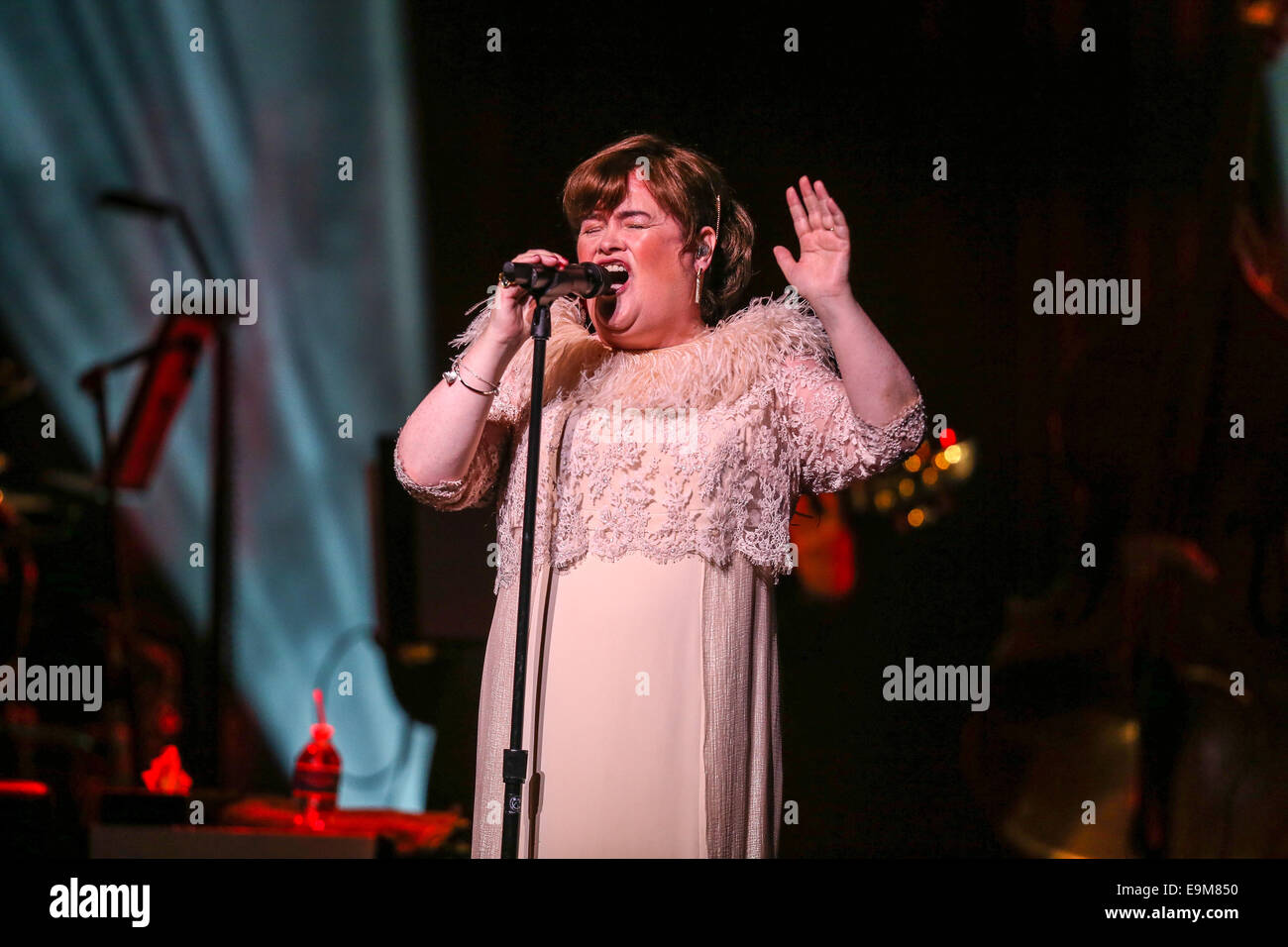 Durham, North Carolina, USA. 29. Oktober 2014. Musik Künstler SUSAN BOYLE bringt Tournee 2014 das Durham Performing Arts Center in Durham, North Carolina. Susan Magdalane Boyle (geboren 1. April 1961) ist eine schottische Sängerin. Ihr erstes Album wurde im November 2009 veröffentlicht und debütierte als Nummer eins meistverkaufte Album Charts rund um den Globus. Bildnachweis: Andy Martin Jr./ZUMA Draht/Alamy Live-Nachrichten Stockfoto