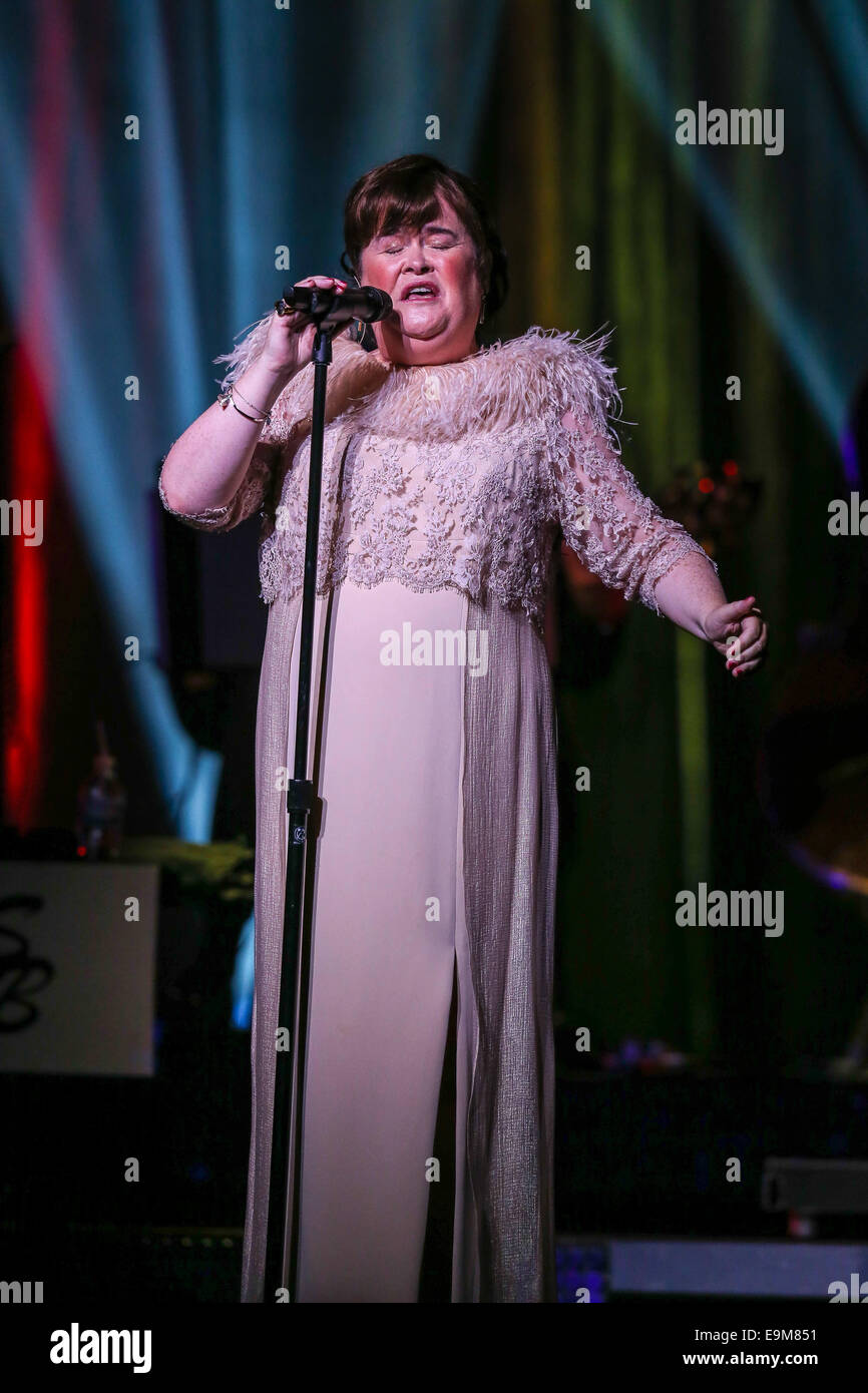 Durham, North Carolina, USA. 29. Oktober 2014. Musik Künstler SUSAN BOYLE bringt Tournee 2014 das Durham Performing Arts Center in Durham, North Carolina. Susan Magdalane Boyle (geboren 1. April 1961) ist eine schottische Sängerin. Ihr erstes Album wurde im November 2009 veröffentlicht und debütierte als Nummer eins meistverkaufte Album Charts rund um den Globus. Bildnachweis: Andy Martin Jr./ZUMA Draht/Alamy Live-Nachrichten Stockfoto