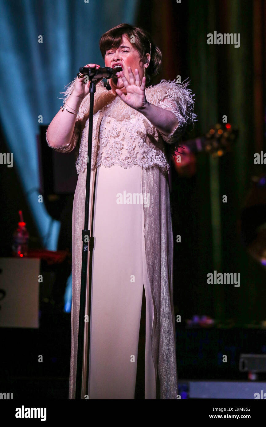 Durham, North Carolina, USA. 29. Oktober 2014. Musik Künstler SUSAN BOYLE bringt Tournee 2014 das Durham Performing Arts Center in Durham, North Carolina. Susan Magdalane Boyle (geboren 1. April 1961) ist eine schottische Sängerin. Ihr erstes Album wurde im November 2009 veröffentlicht und debütierte als Nummer eins meistverkaufte Album Charts rund um den Globus. Bildnachweis: Andy Martin Jr./ZUMA Draht/Alamy Live-Nachrichten Stockfoto