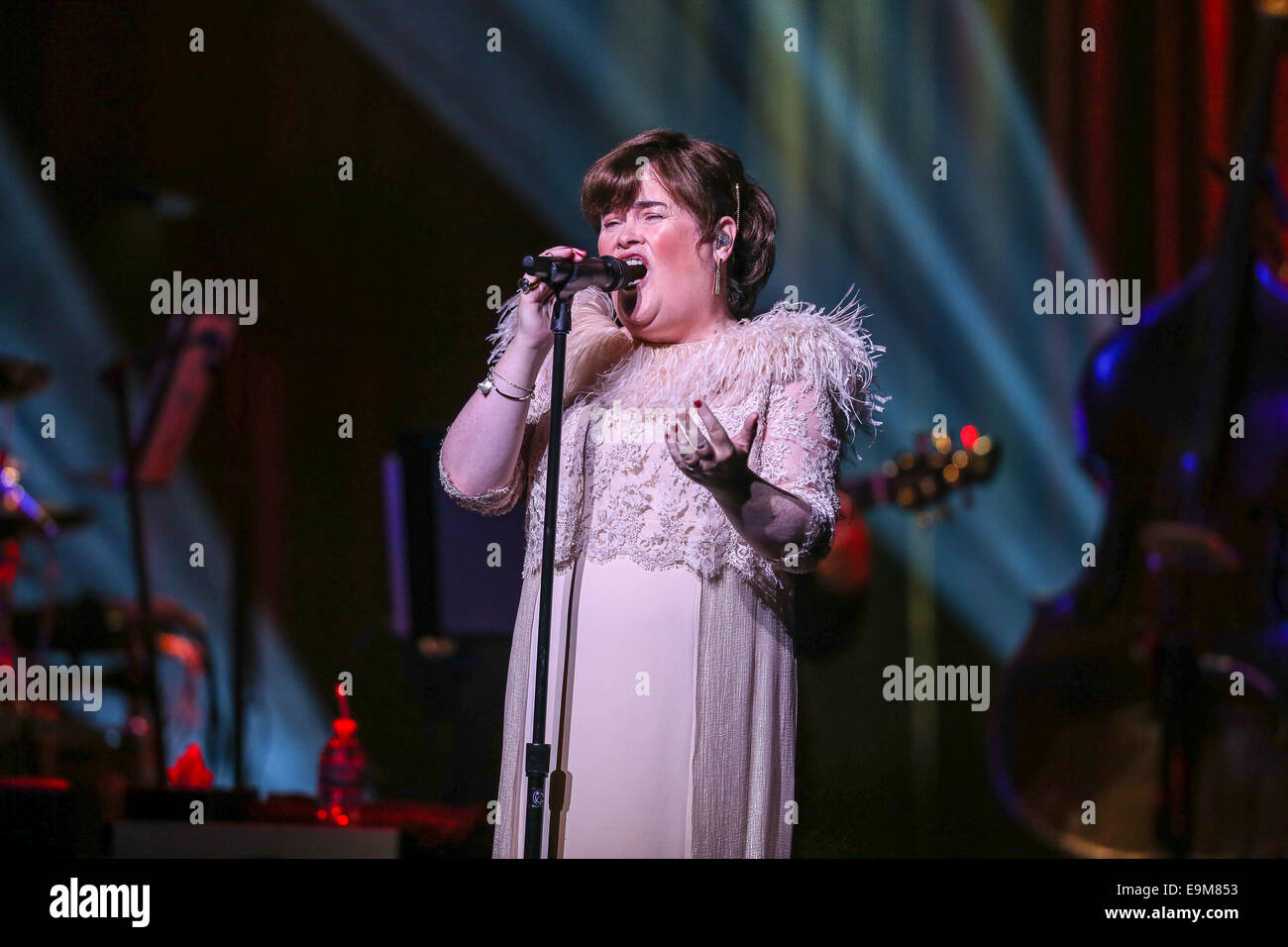 Durham, North Carolina, USA. 29. Oktober 2014. Musik Künstler SUSAN BOYLE bringt Tournee 2014 das Durham Performing Arts Center in Durham, North Carolina. Susan Magdalane Boyle (geboren 1. April 1961) ist eine schottische Sängerin. Ihr erstes Album wurde im November 2009 veröffentlicht und debütierte als Nummer eins meistverkaufte Album Charts rund um den Globus. Bildnachweis: Andy Martin Jr./ZUMA Draht/Alamy Live-Nachrichten Stockfoto