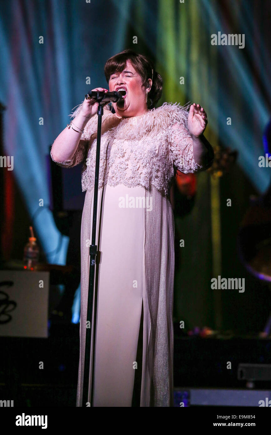 Durham, North Carolina, USA. 29. Oktober 2014. Musik Künstler SUSAN BOYLE bringt Tournee 2014 das Durham Performing Arts Center in Durham, North Carolina. Susan Magdalane Boyle (geboren 1. April 1961) ist eine schottische Sängerin. Ihr erstes Album wurde im November 2009 veröffentlicht und debütierte als Nummer eins meistverkaufte Album Charts rund um den Globus. Bildnachweis: Andy Martin Jr./ZUMA Draht/Alamy Live-Nachrichten Stockfoto