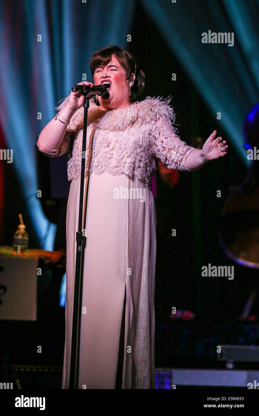 Durham, North Carolina, USA. 29. Oktober 2014. Musik Künstler SUSAN BOYLE bringt Tournee 2014 das Durham Performing Arts Center in Durham, North Carolina. Susan Magdalane Boyle (geboren 1. April 1961) ist eine schottische Sängerin. Ihr erstes Album wurde im November 2009 veröffentlicht und debütierte als Nummer eins meistverkaufte Album Charts rund um den Globus. Bildnachweis: Andy Martin Jr./ZUMA Draht/Alamy Live-Nachrichten Stockfoto