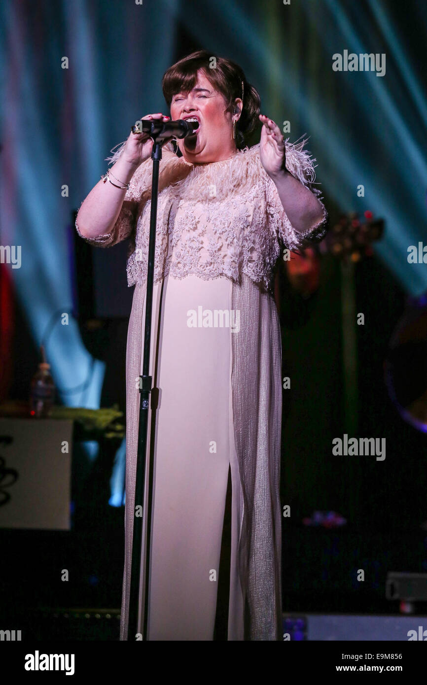 Durham, North Carolina, USA. 29. Oktober 2014. Musik Künstler SUSAN BOYLE bringt Tournee 2014 das Durham Performing Arts Center in Durham, North Carolina. Susan Magdalane Boyle (geboren 1. April 1961) ist eine schottische Sängerin. Ihr erstes Album wurde im November 2009 veröffentlicht und debütierte als Nummer eins meistverkaufte Album Charts rund um den Globus. Bildnachweis: Andy Martin Jr./ZUMA Draht/Alamy Live-Nachrichten Stockfoto