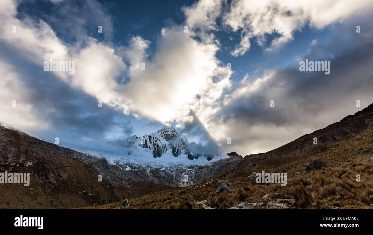Schatten des Berges spiegelt in den Wolken, Santa Cruz-Tal, Cordillera Blanca, Peru, Südamerika Stockfoto