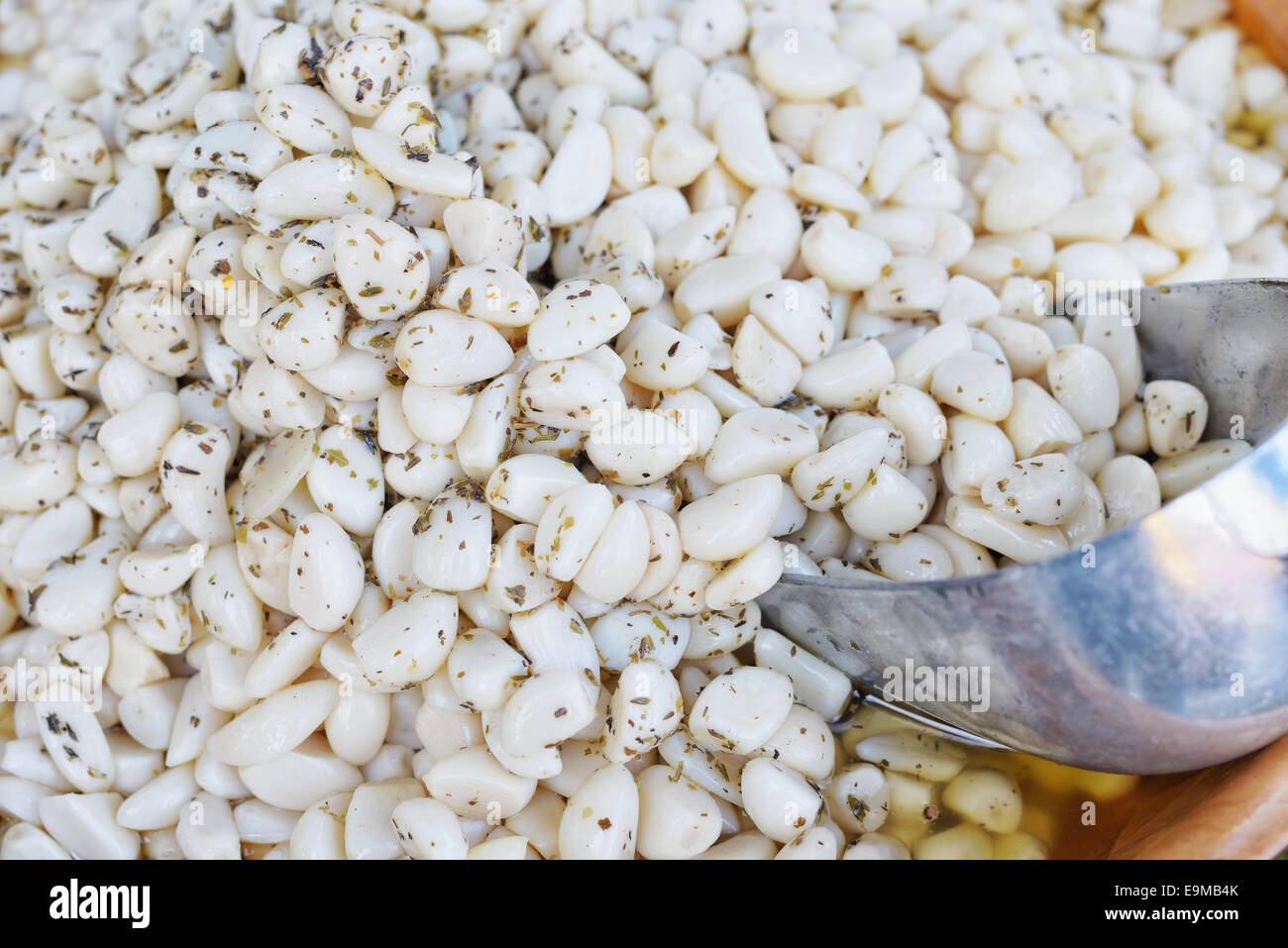 Marinierter Knoblauch mit Gewürzen auf Dorfmarkt Stockfoto