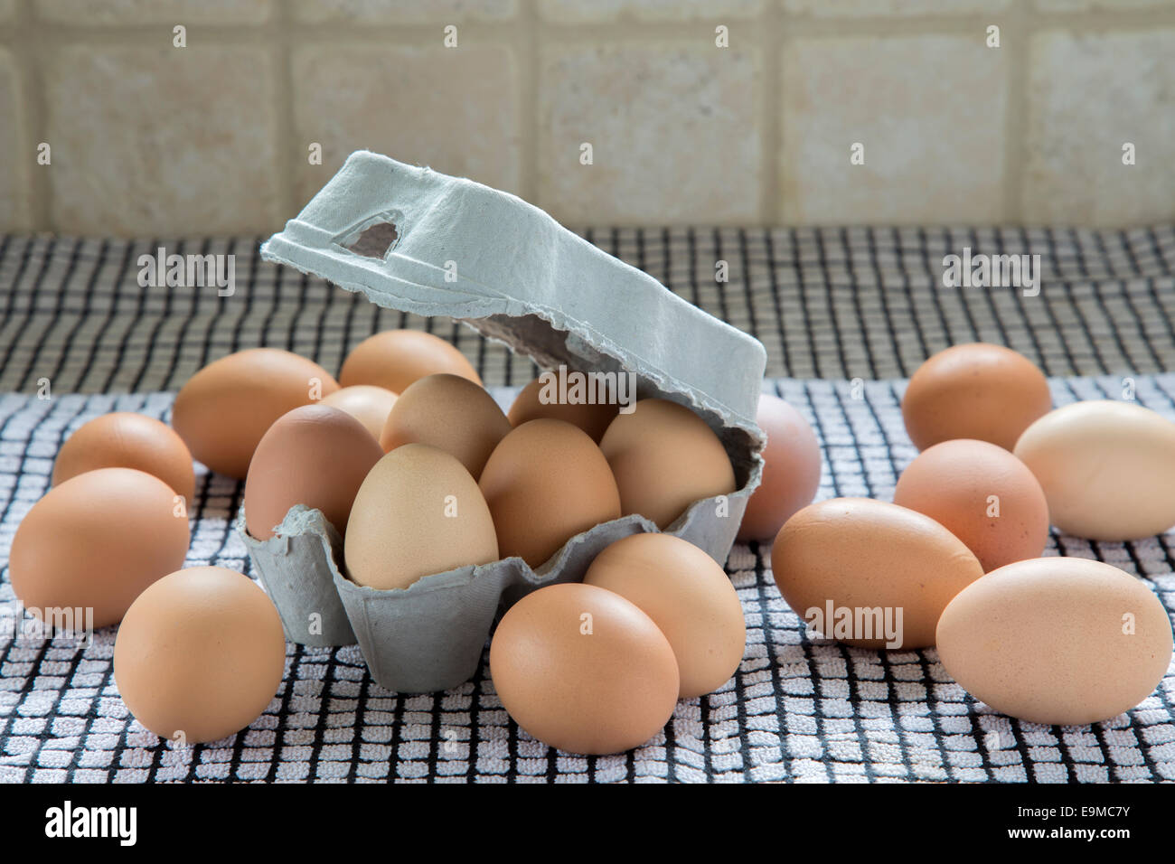 Frisch gewaschen Freilandeier Huhn auf einem Küchentuch trocknen, bevor gestellt in Kisten hergestellt aus-Papier Recycling. Stockfoto