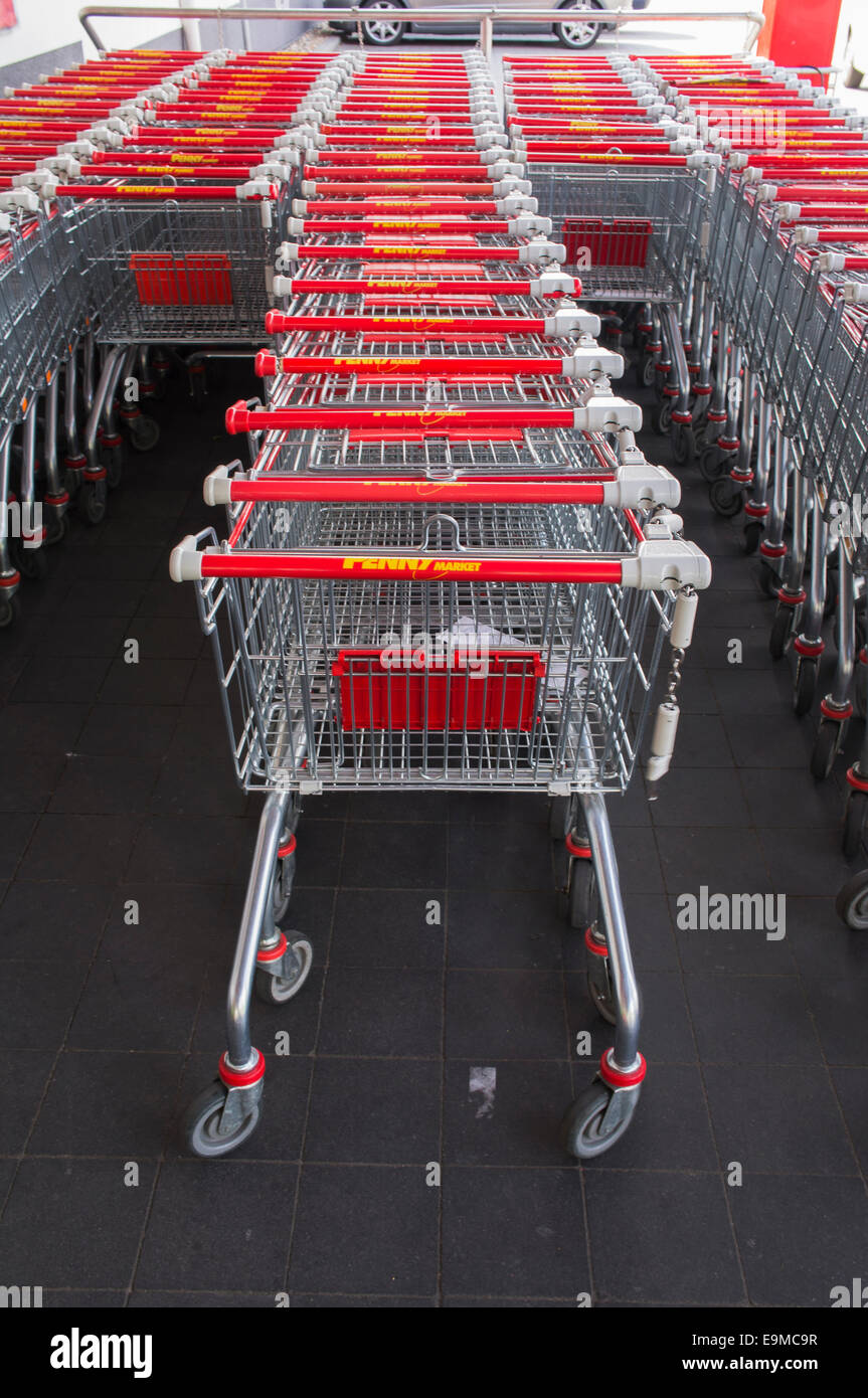 Penny-Markt, Supermarkt, Einkaufswagen, Trolley, Turnov, Tschechische  Republik, am 8. August 2014. (CTK Foto/Libor Sojka Stockfotografie - Alamy
