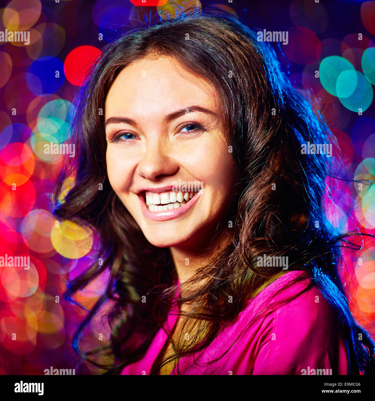 Porträt des freudigen weiblichen Blick in die Kamera mit toothy Lächeln Stockfoto