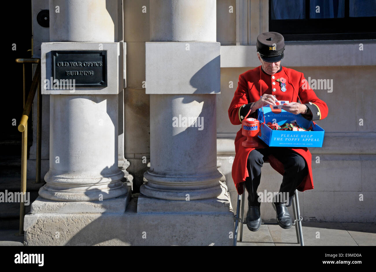 London, England, Vereinigtes Königreich. Chelsea Pensionär Verkauf Mohn vor der alten Krieg Bürogebäude in Whitehall Stockfoto